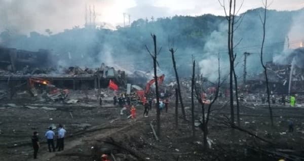  油罐車爆炸威力強大，附近的村莊幾乎半毀。（圖截自微博）