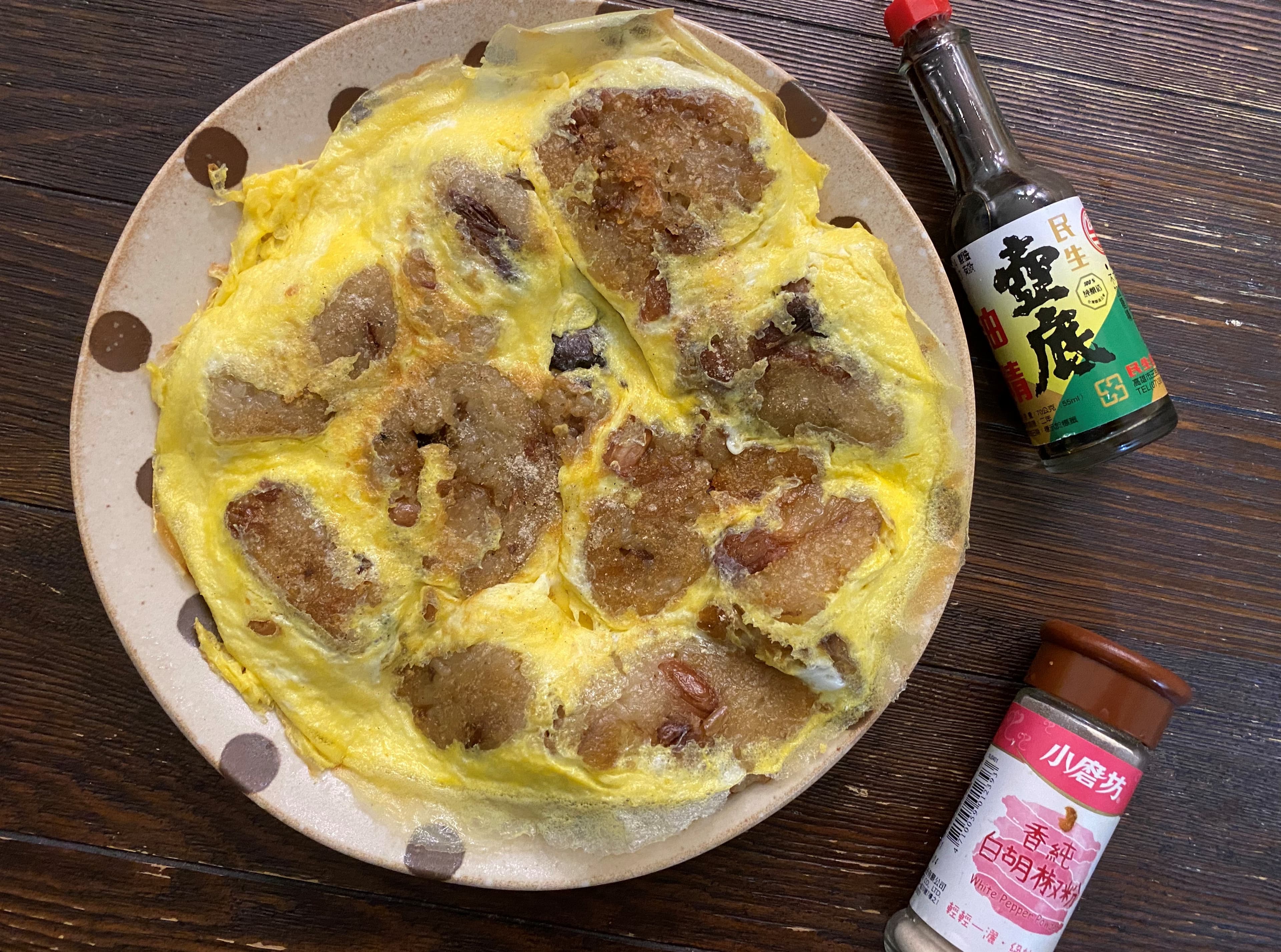 可以配些醬油膏或胡椒粉，或者吃原味也行，粽子本身就有味道。