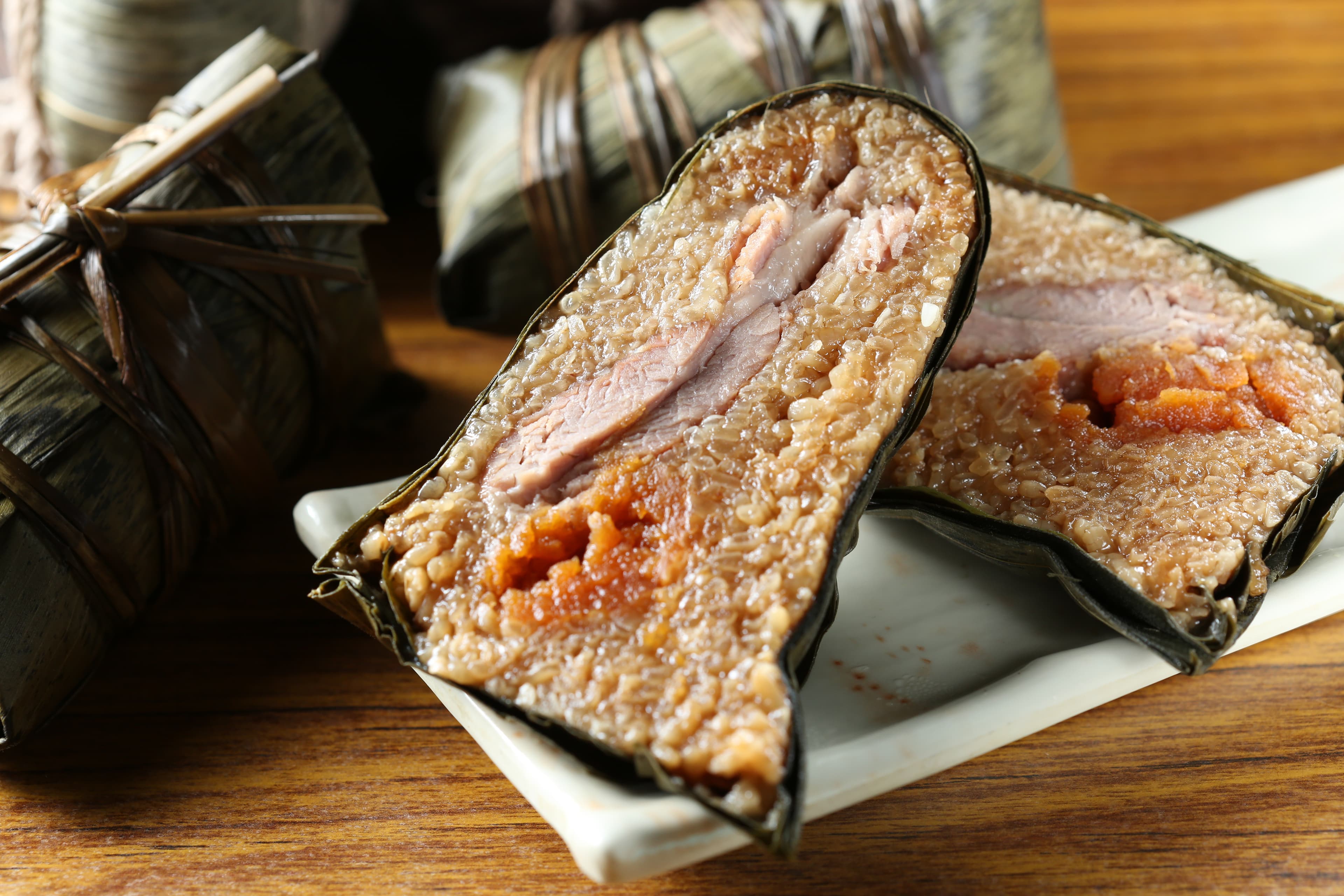 「鮮肉蛋黃粽」米粒綿軟，梅花肉香嫩入味，鴨蛋黃沙綿香醇。（65元／粒）