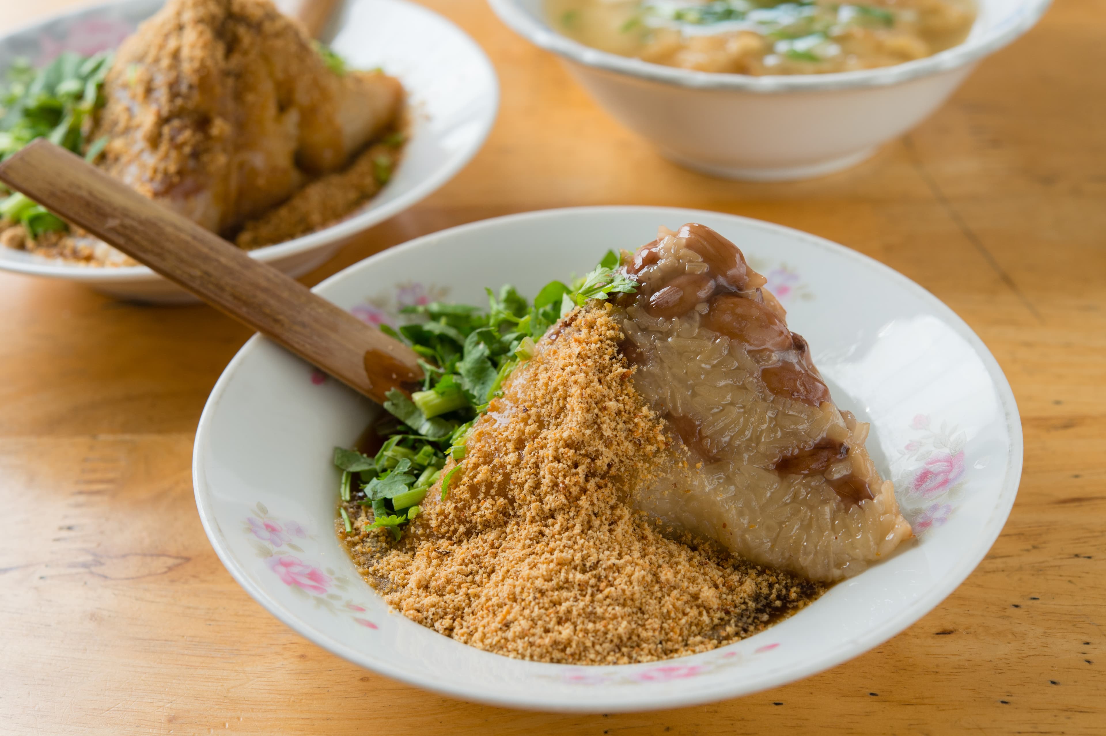 「菜粽」米軟心Q，花生鬆綿輕咬即化，鹹甘醬汁與花生粉、香菜，讓味道更富層次。（30元／粒）