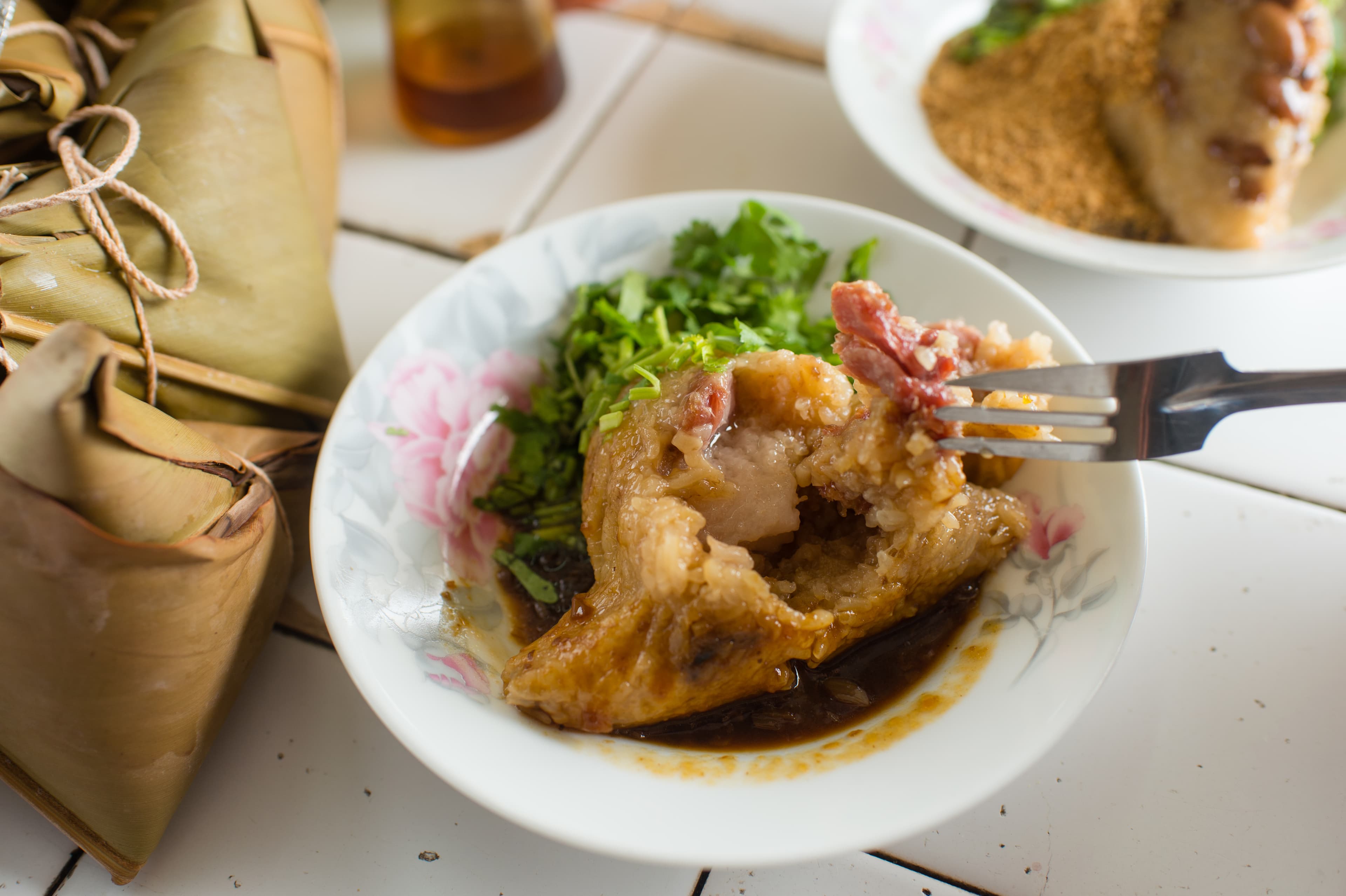 「肉粽」內含香菇、蛋黃和肥、瘦豬肉各一塊，淋醬是用炒肉的醬汁和冰糖煮成。（35元／粒）
