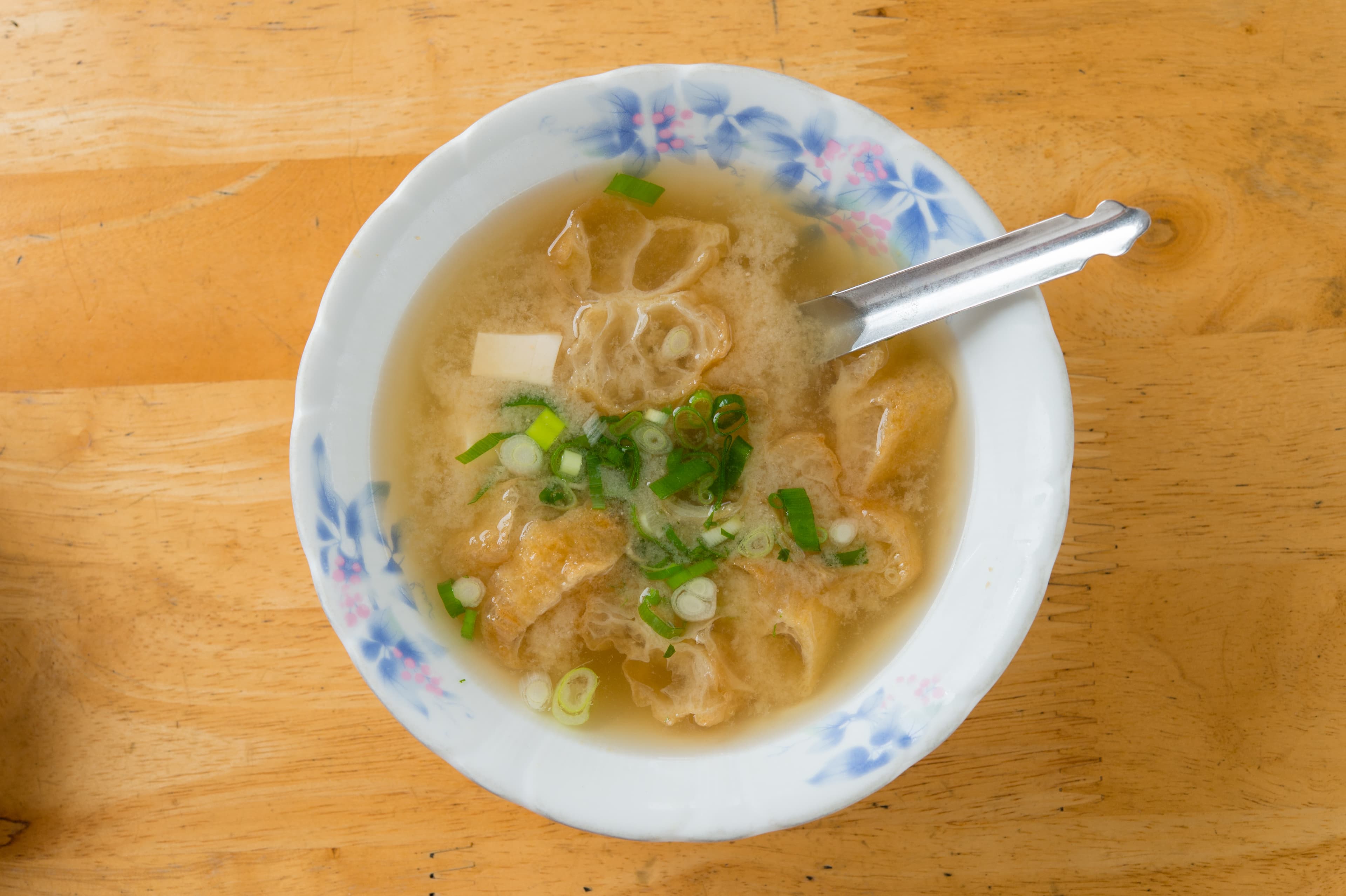 吃菜粽一定要再配碗摻了油條塊的「味噌湯」，才是台南人正港吃法。（10元／碗）