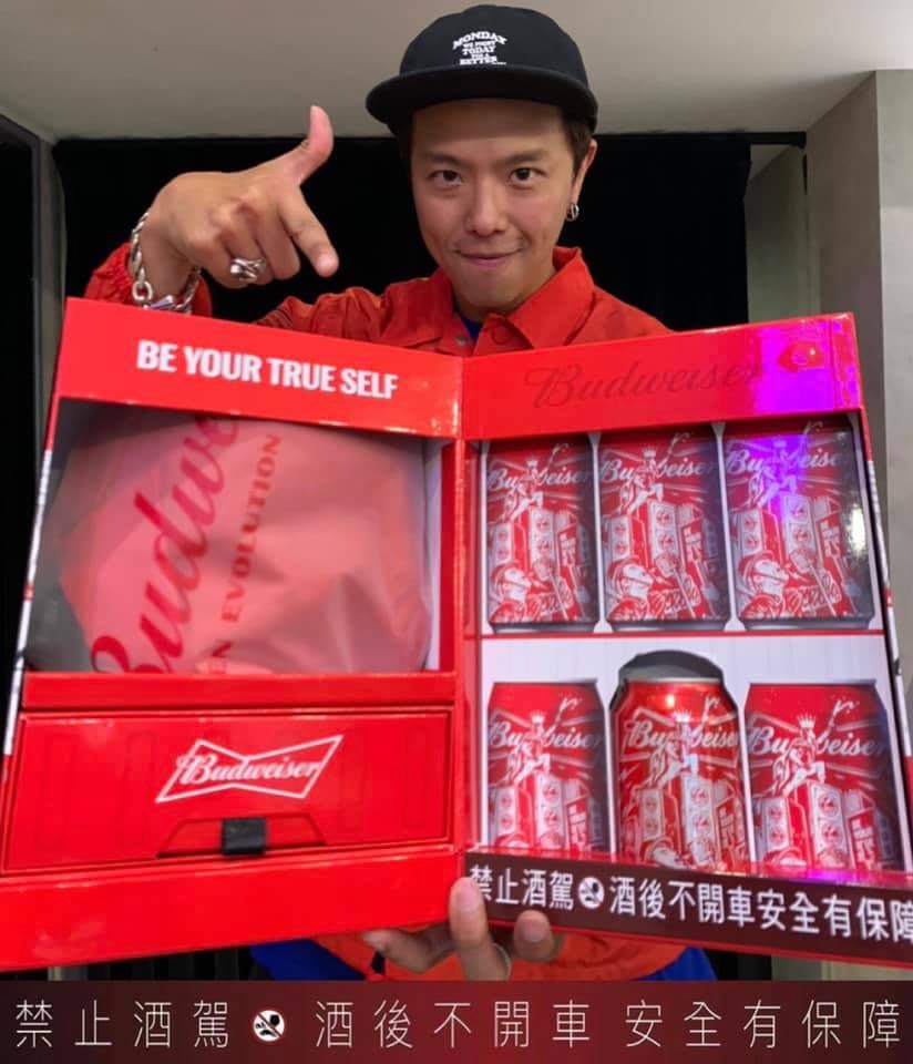 黃鴻升（小鬼）自創潮流品牌AES與啤酒商合作。（翻攝自黃鴻升IG）
