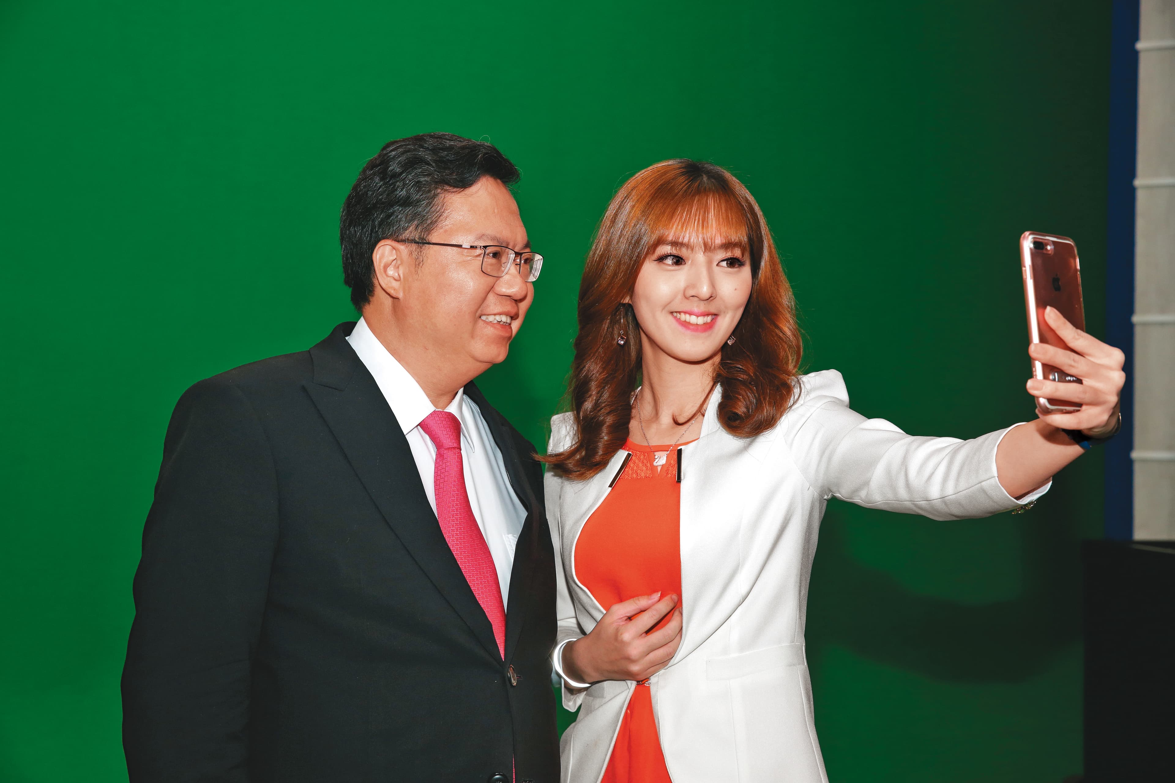 房業涵（右）在華視時播報不少專題，在2018年選舉時訪問桃園市長鄭文燦（左）。