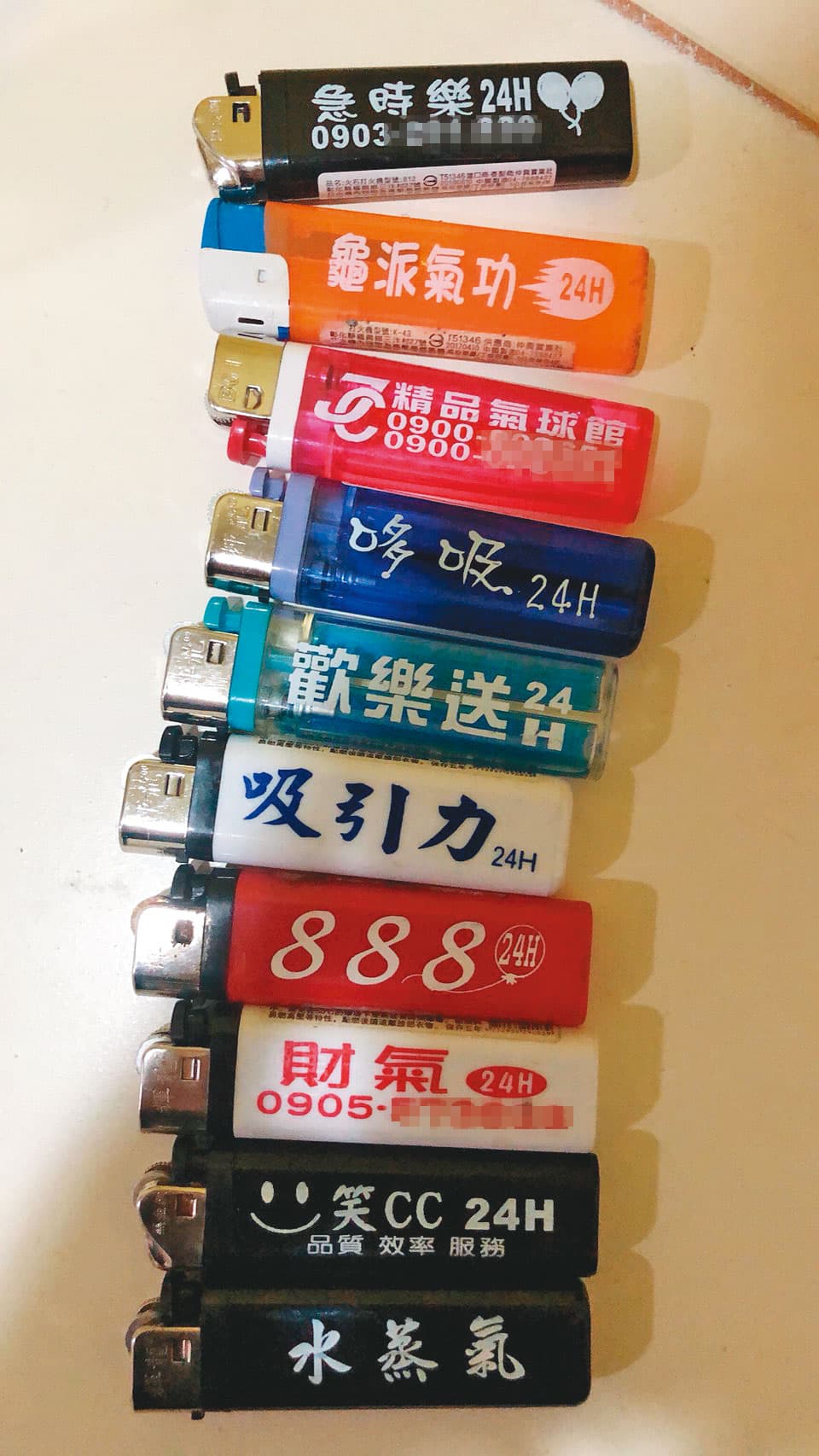 笑氣業者大剌剌在打火機上印製廣告，標榜24小時送貨到府。（讀者提供）