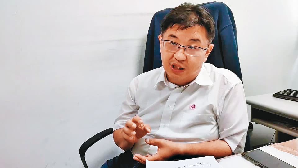 東吳大學教授胡博硯建議，應立法管制不當使用或販賣笑氣的行為。