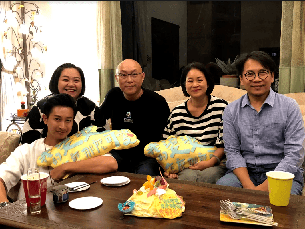 Darren邱凱偉（左起）、鍾欣凌、導演鄧安寧、製作人陳慧玲、許傑輝齊聚觀賞《我的婆婆》，與觀眾直播互動。（公視提供）