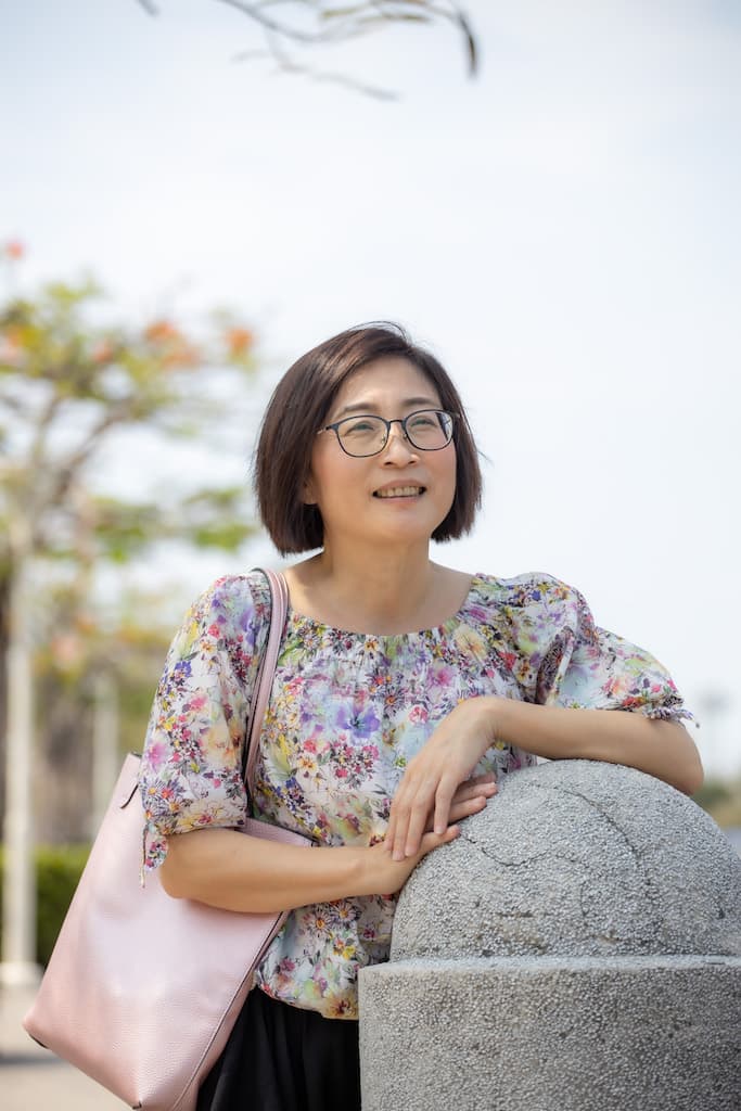 顏怡今，高雄鹽埕區人，現為自由撰稿者，曾任多年美食及府會、醫藥、環保及文教路線記者，採訪年資長達30年。由於出生成長於小吃密佈的老城區，基因裡懂吃挑嘴；長年深耕地方，擅長發掘地方職人故事及爬梳小吃文化；性格親切，常與受訪者成為好友，說菜和形容店家老闆的文字細膩帶有情感。