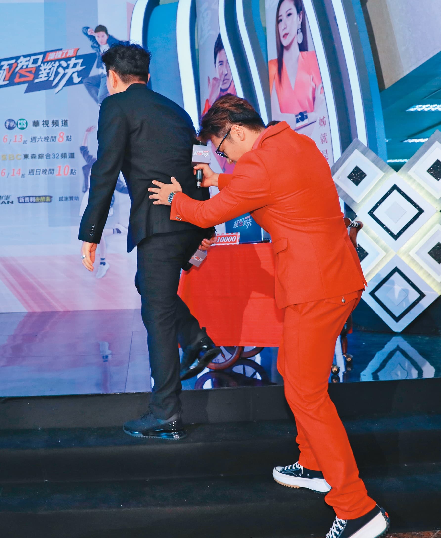 不僅背對空幹，歐漢聲上台時還作勢推著庹宗康的屁屁，兩男肢體互動蠻多。