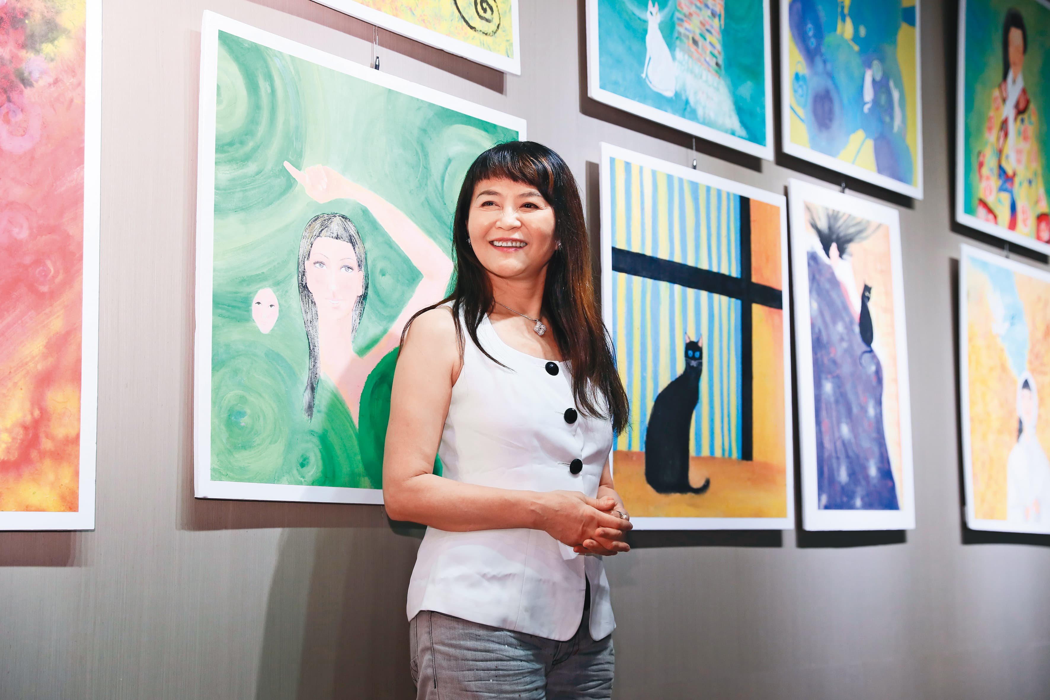 古早時代花系列女星程秀瑛，淡出螢光幕後轉型當畫家，還開畫展。