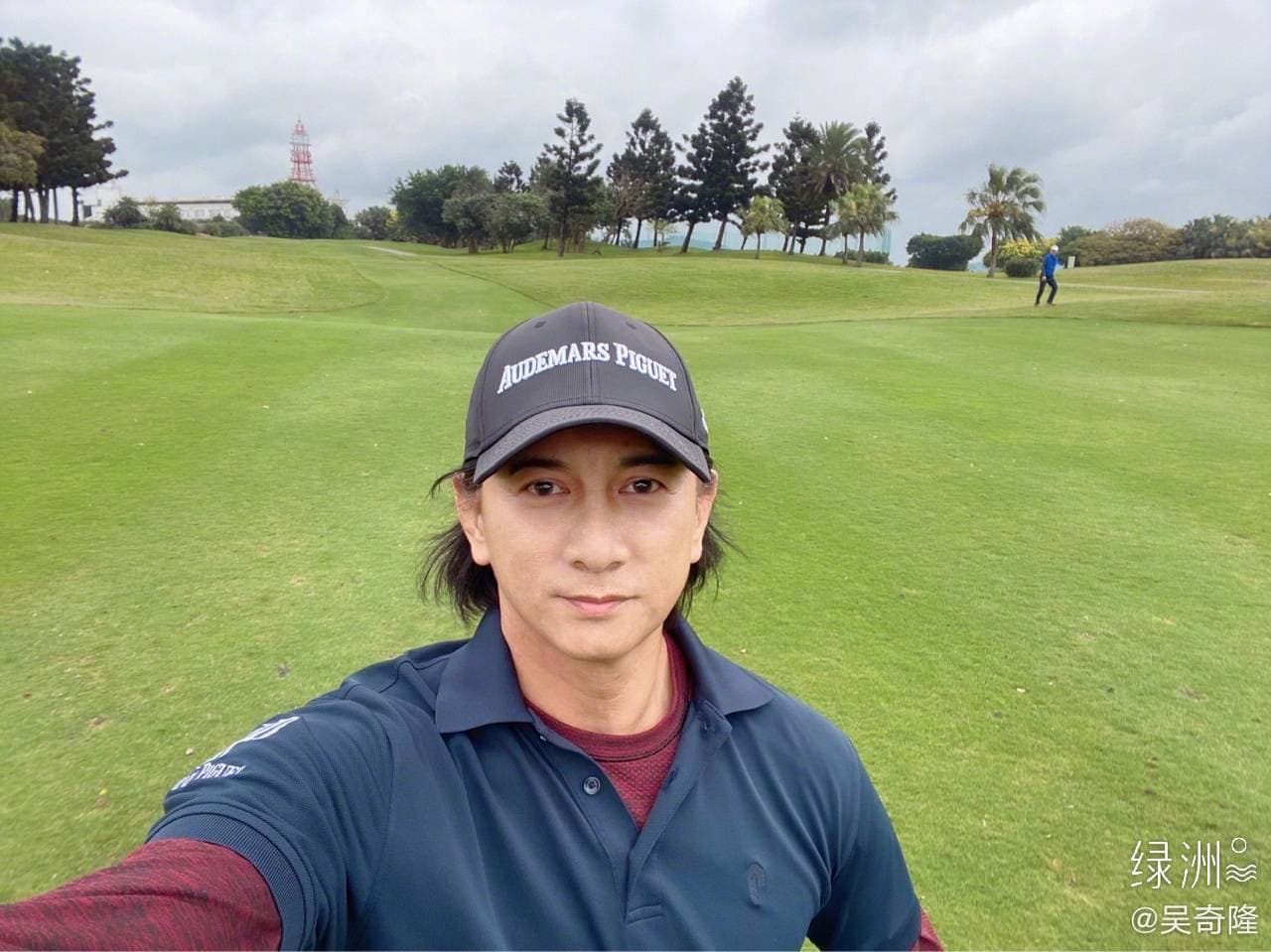 吳奇隆前陣子因疫情關係一直在台灣,愛運動的他不時相約好友們去打小白球。(翻攝自吳奇隆微博)