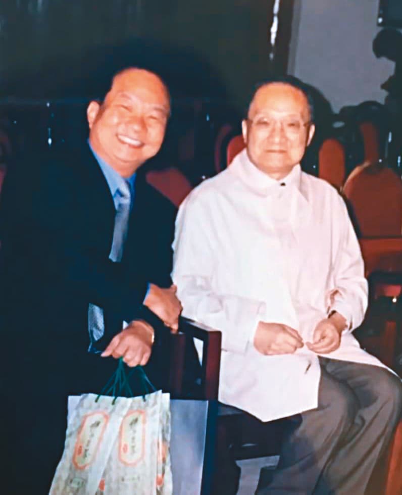 林文彬（左）興趣廣泛，愛下圍棋的他和金庸（右）「棋逢敵手」。（智高提供）