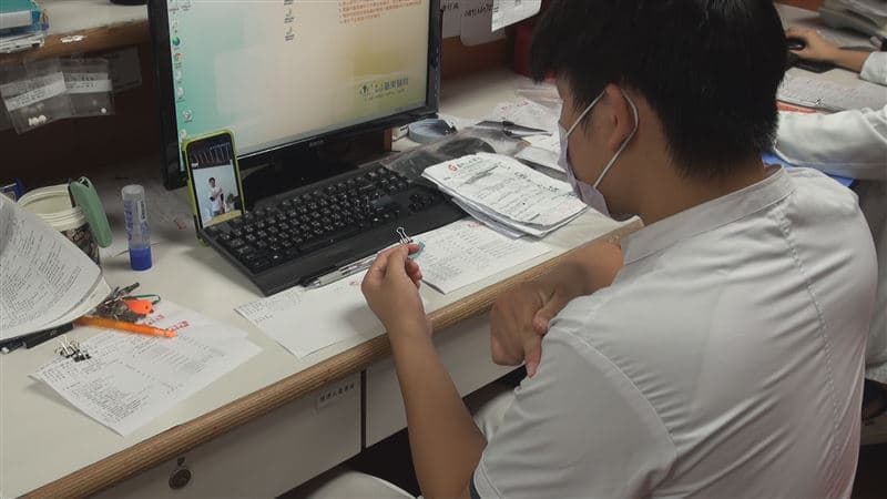 醫護人員趁空檔時看短片學手語。（台東醫院提供）