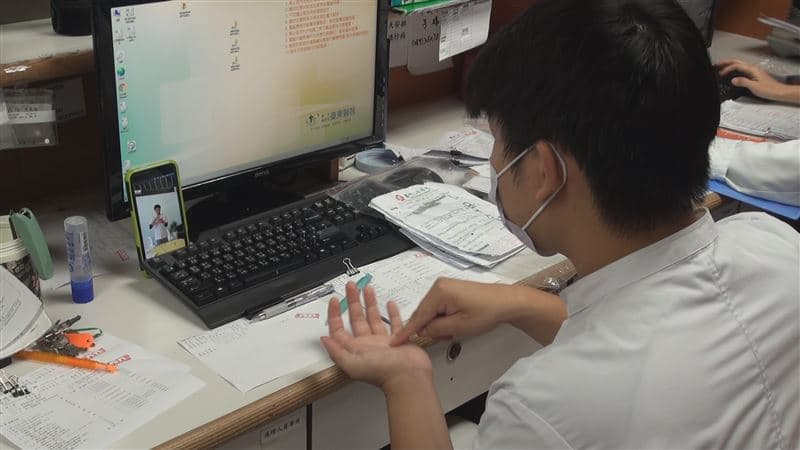 醫護人員趁空檔時看短片學手語。（台東醫院提供）