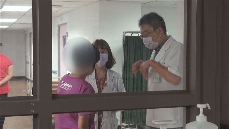 醫護人員在與安琪用手語溝通，並表示「要乖哦」。（台東醫院提供）
