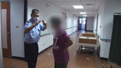 連台東醫院的保全也會用簡單手語與安琪溝通。（台東醫院提供）