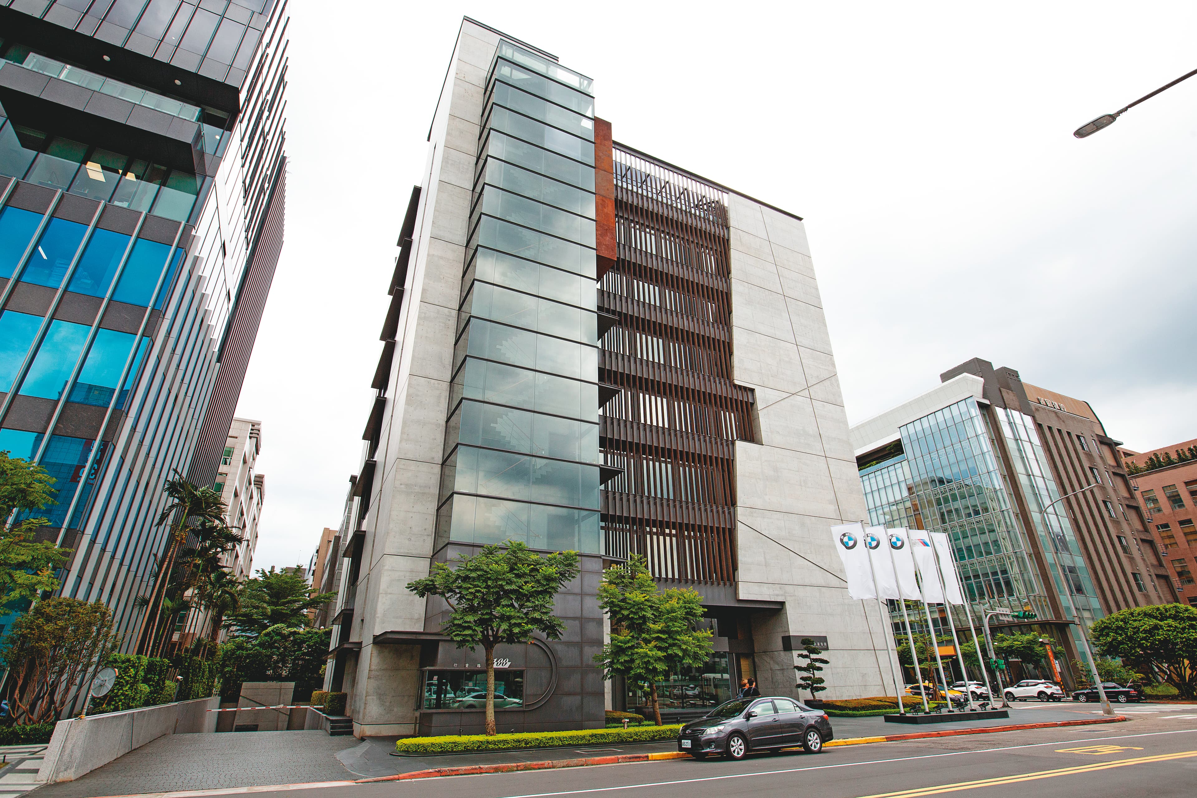 汎德永業集團總部位在台北市內湖區，清水模外牆設計，十分氣派。