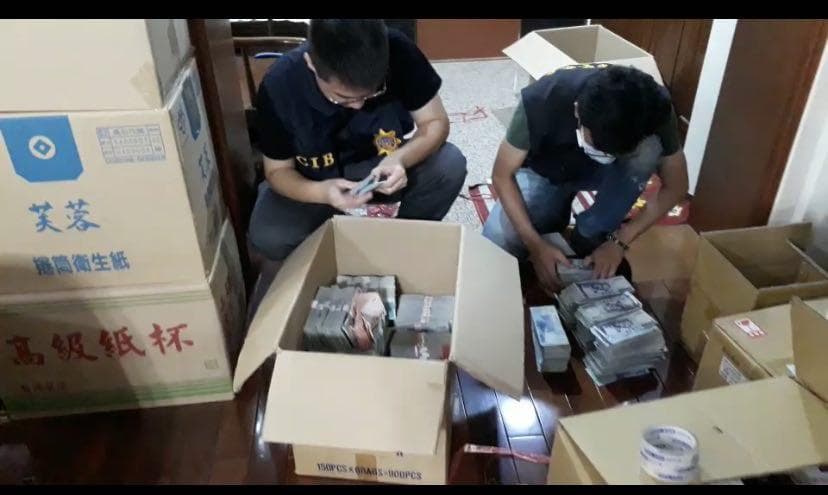 警方搜索少龍主持的道場，查扣大量信徒捐獻的現金。（翻攝畫面）