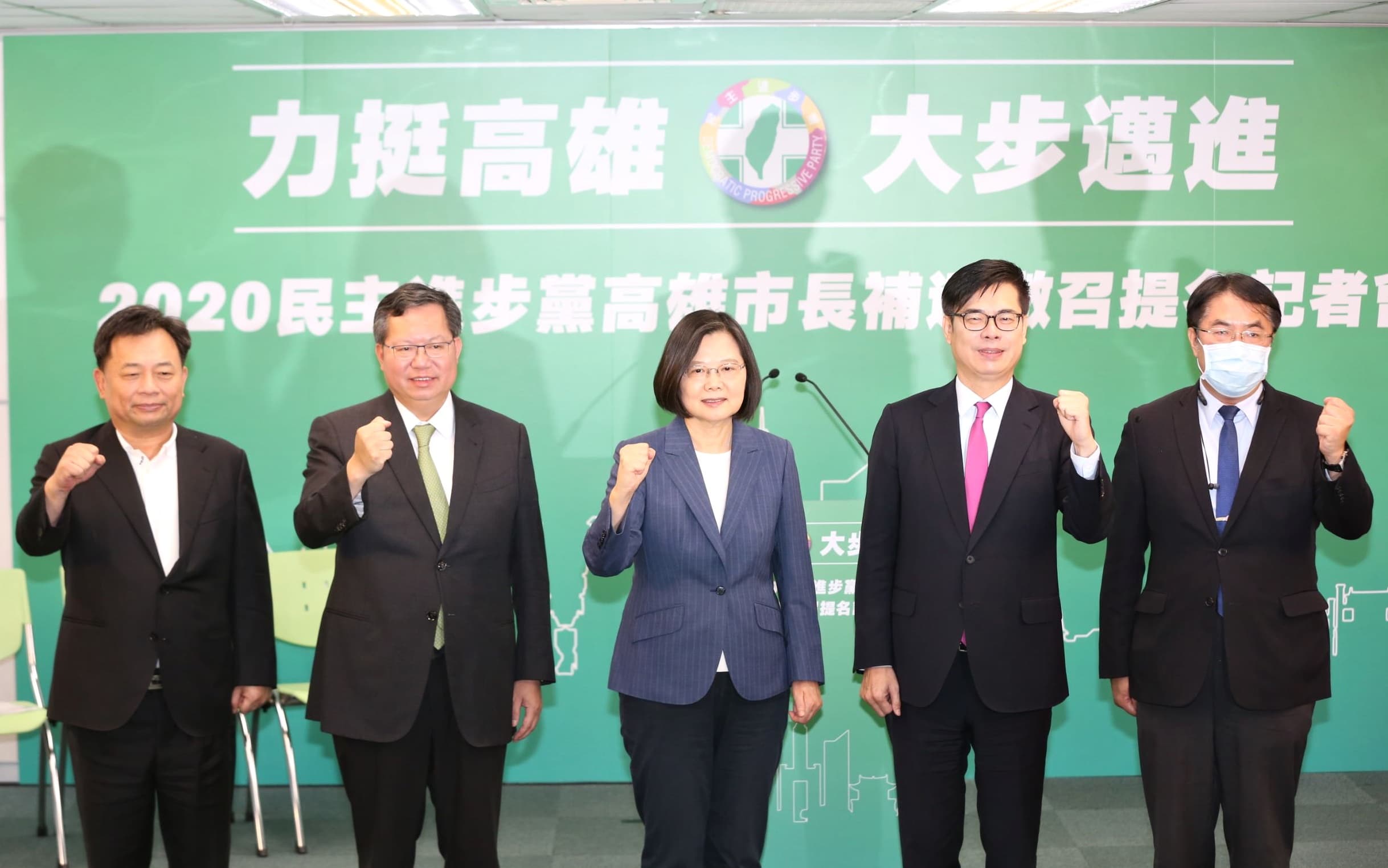 民進黨中常會今通過徵召陳其邁（右2）參選高雄市長補選，黨主席蔡英文（中）、桃園市長鄭文燦（左2）、台南市長黃偉哲（右1）都出席記者會力挺。
