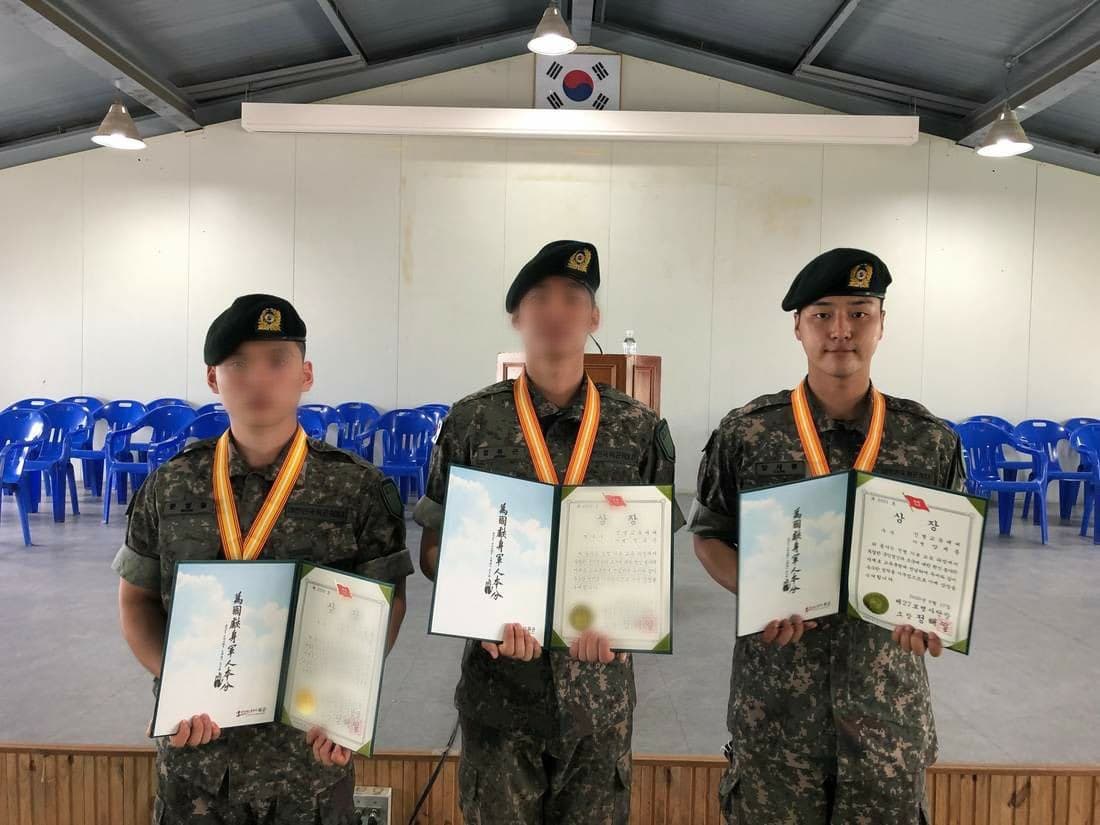梁世宗上月入伍，完成新兵訓練，身材變得結實，但臉蛋也明顯變腫。（網路圖片）