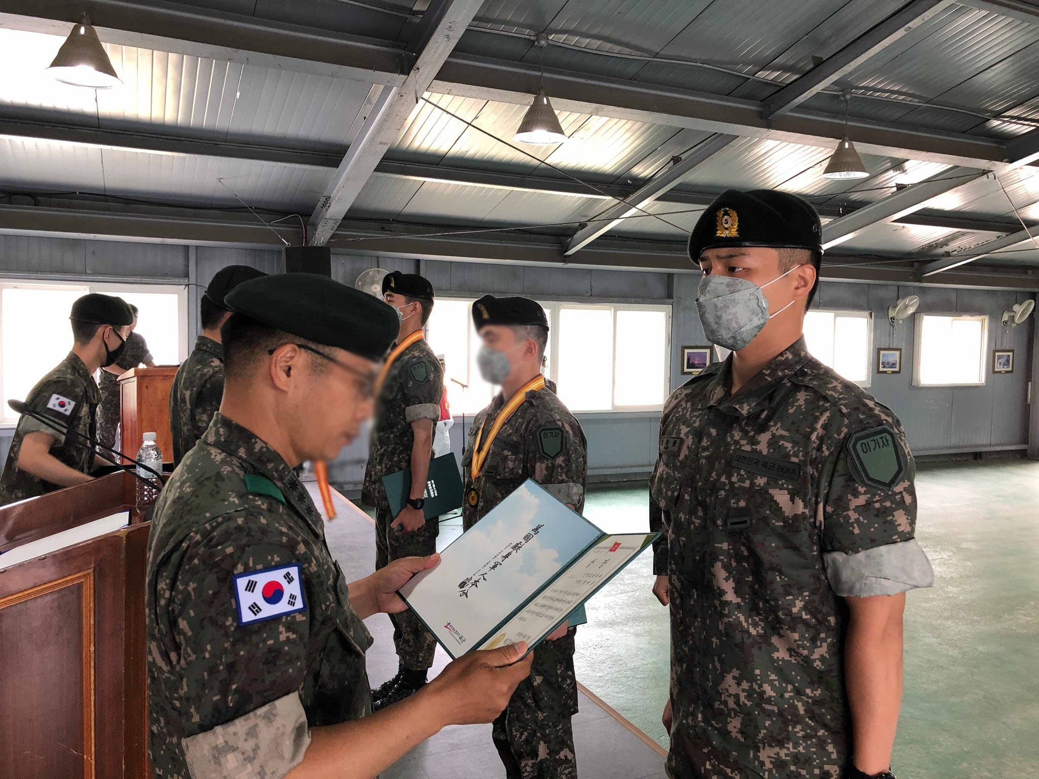 梁世宗完成5週新兵訓練，表現傑出被頒發優秀獎。（網路圖片）