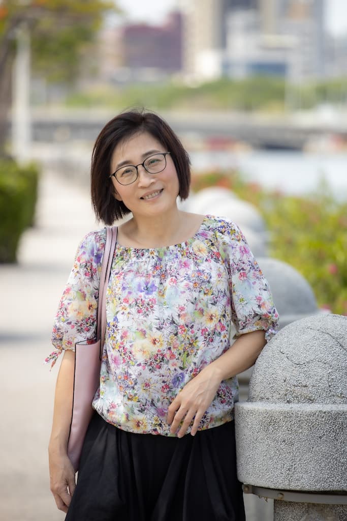 顏怡今，高雄鹽埕區人，現為自由撰稿者，曾任多年美食及府會、醫藥、環保及文教路線記者，採訪年資長達30年。由於出生成長於小吃密佈的老城區，基因裡懂吃挑嘴；長年深耕地方，擅長發掘地方職人故事及爬梳小吃文化。性格親切，常與受訪者成為好友，說菜和形容店家老闆的文字細膩帶有情感。