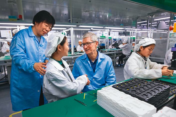 精密製造業龍頭立訊，是中証5G通信主題指數第一大成分股，蘋果執行長庫克（右2）曾親臨造訪。（翻攝自Apple官網）