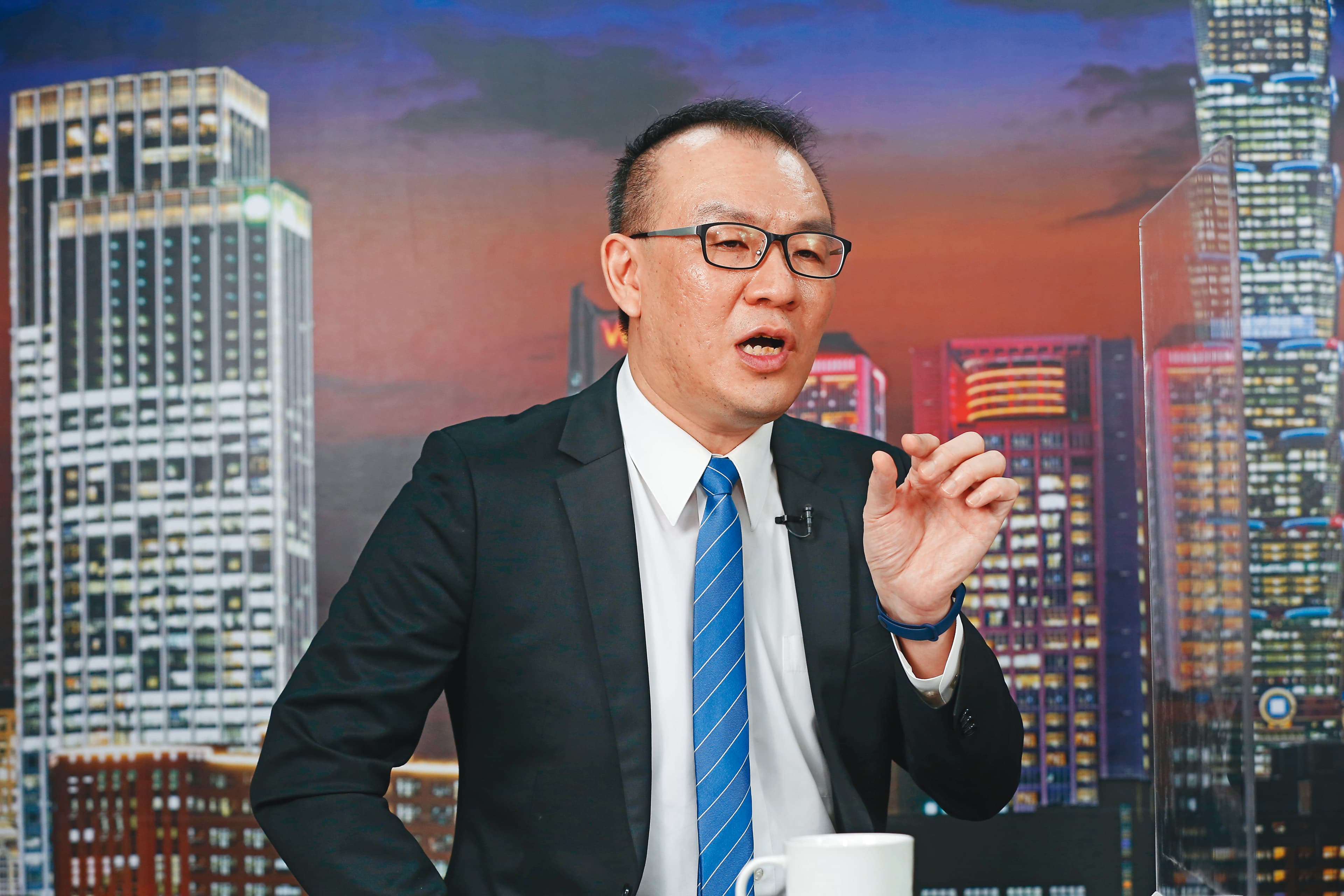 復華中國5G通信ETF基金經理人廖崇文指出，今年中國要砸人民幣3千億元在5G基地台建設，等於政策報牌。