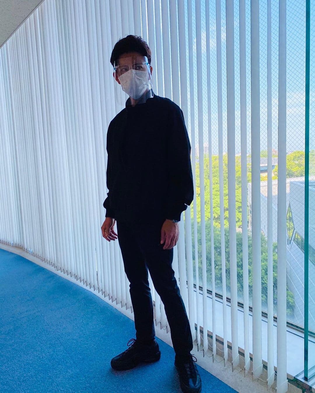 木村拓哉主演的《BG終極保鏢2》復工後，演員在拍攝外的時間全程配戴透明面罩防疫。（翻攝木村拓哉IG）