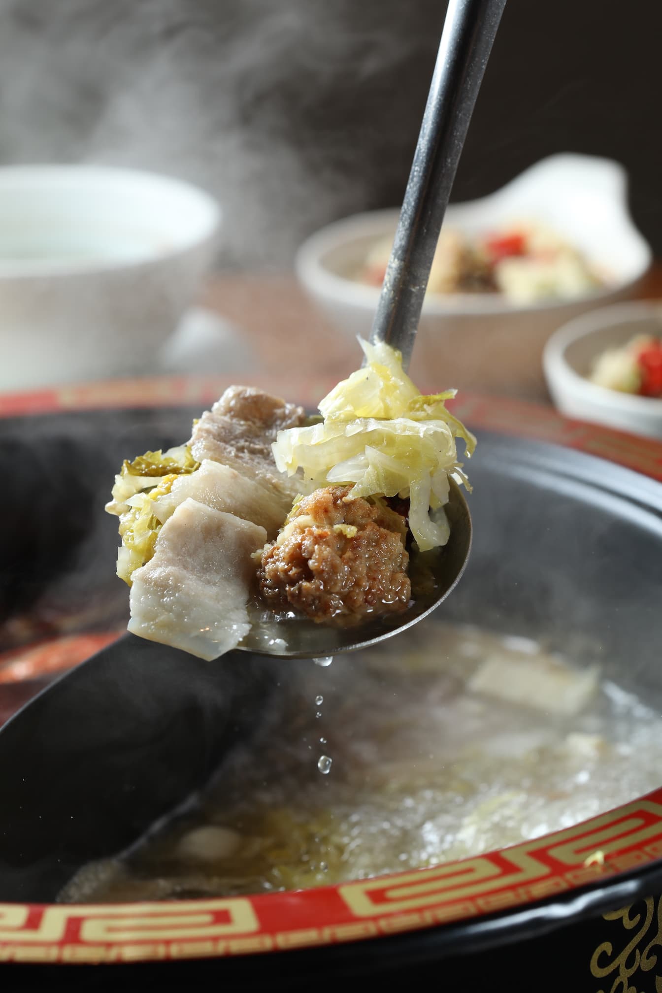 鴛鴦鍋的白鍋可選來自「金稻子」配方的酸菜白肉鍋。（鍋底150元／人）
