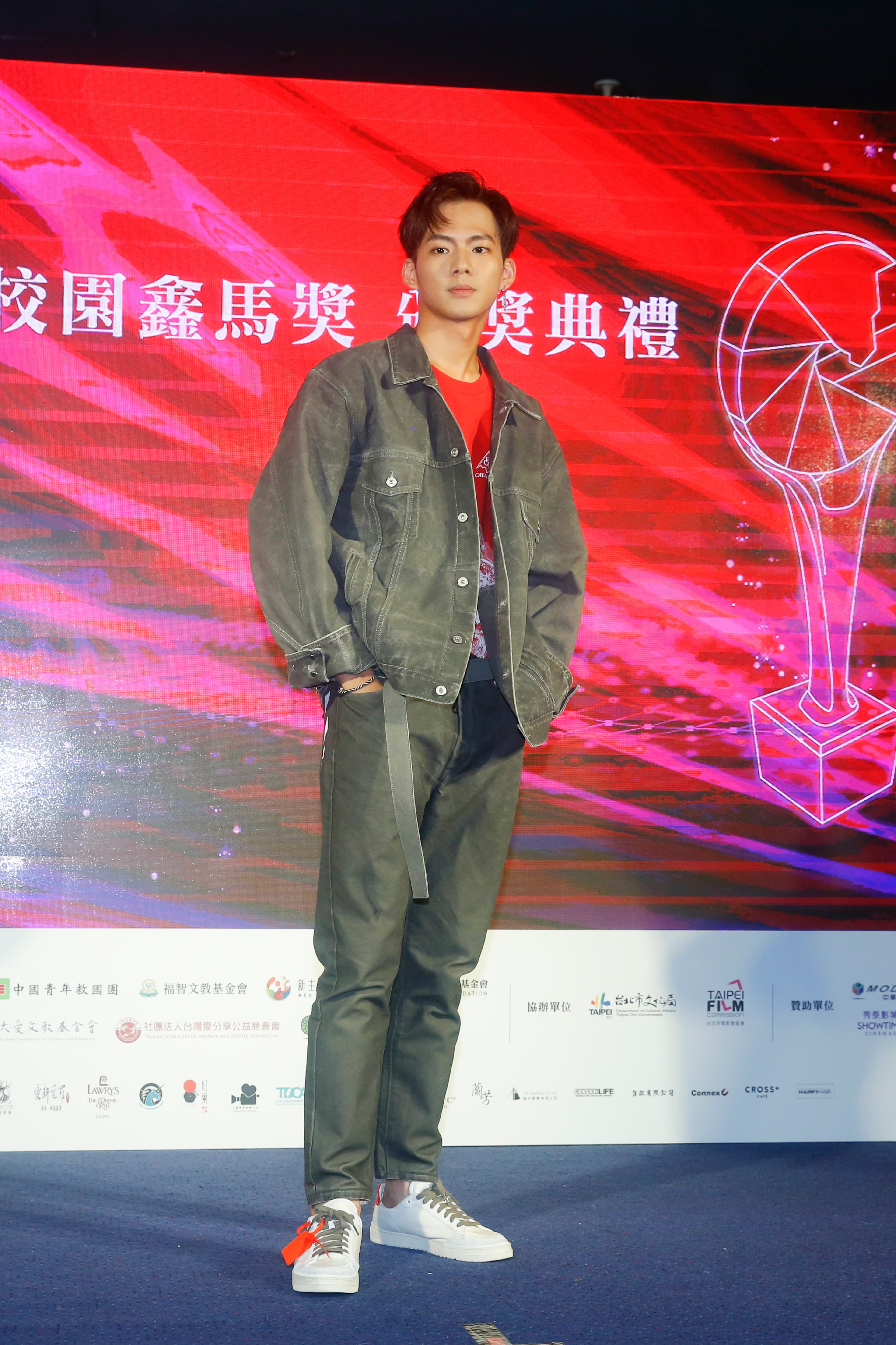 吳念軒是影壇頗被看好的新生代，受邀為「第一屆校園鑫馬獎」擔任頒獎人。