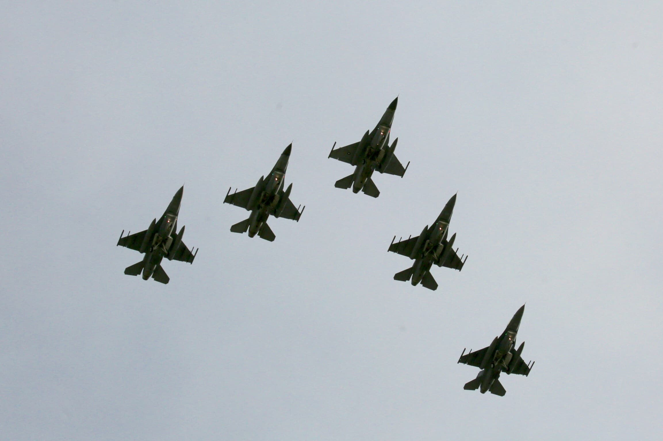 5架F16戰機以大雁之姿衝場。
