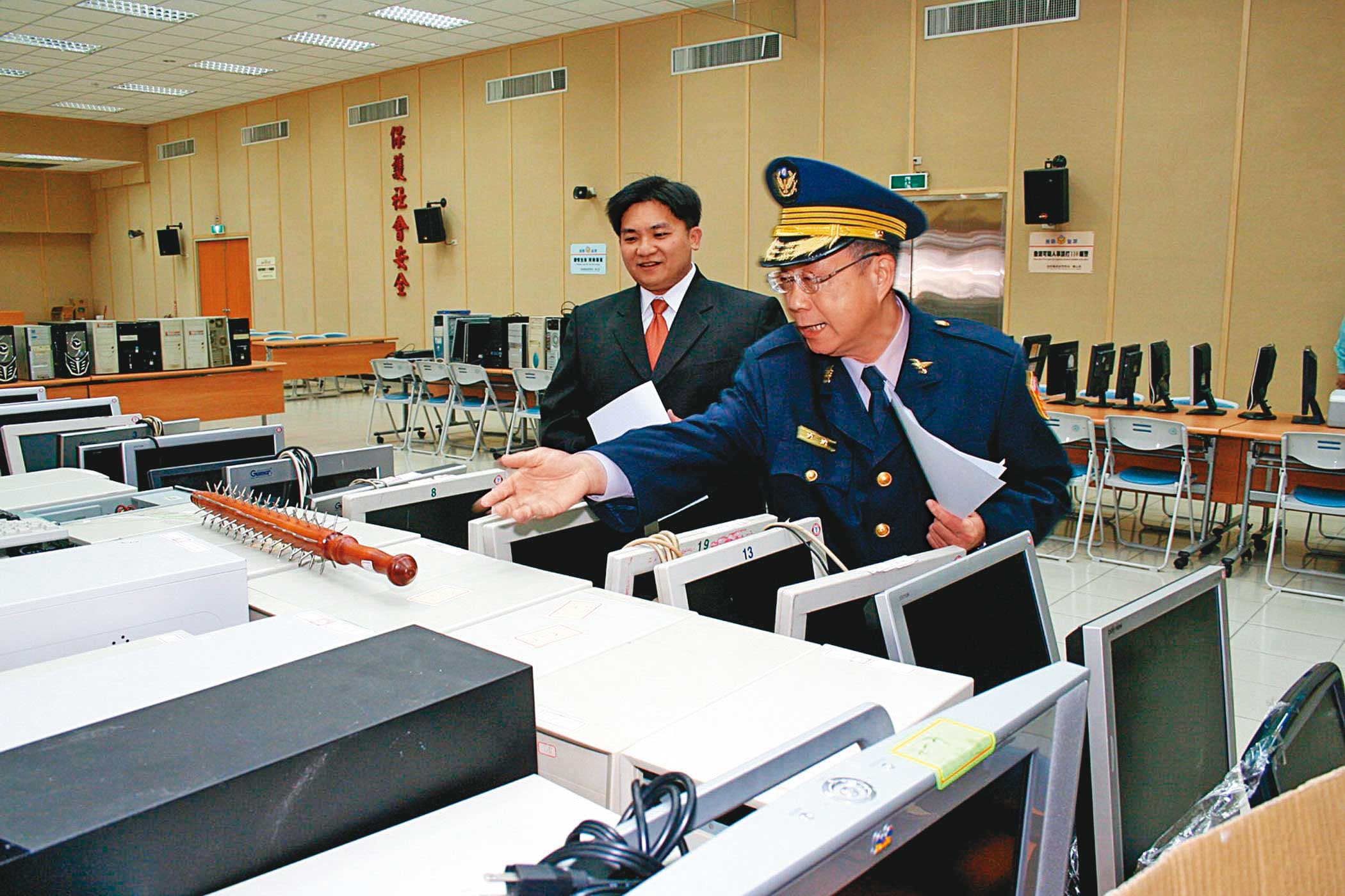 吳宗憲（左）曾任職南投地檢署，他與警方互動良好，連出任法制局長，也傳出是刑事局向侯友宜推薦。（中央社）