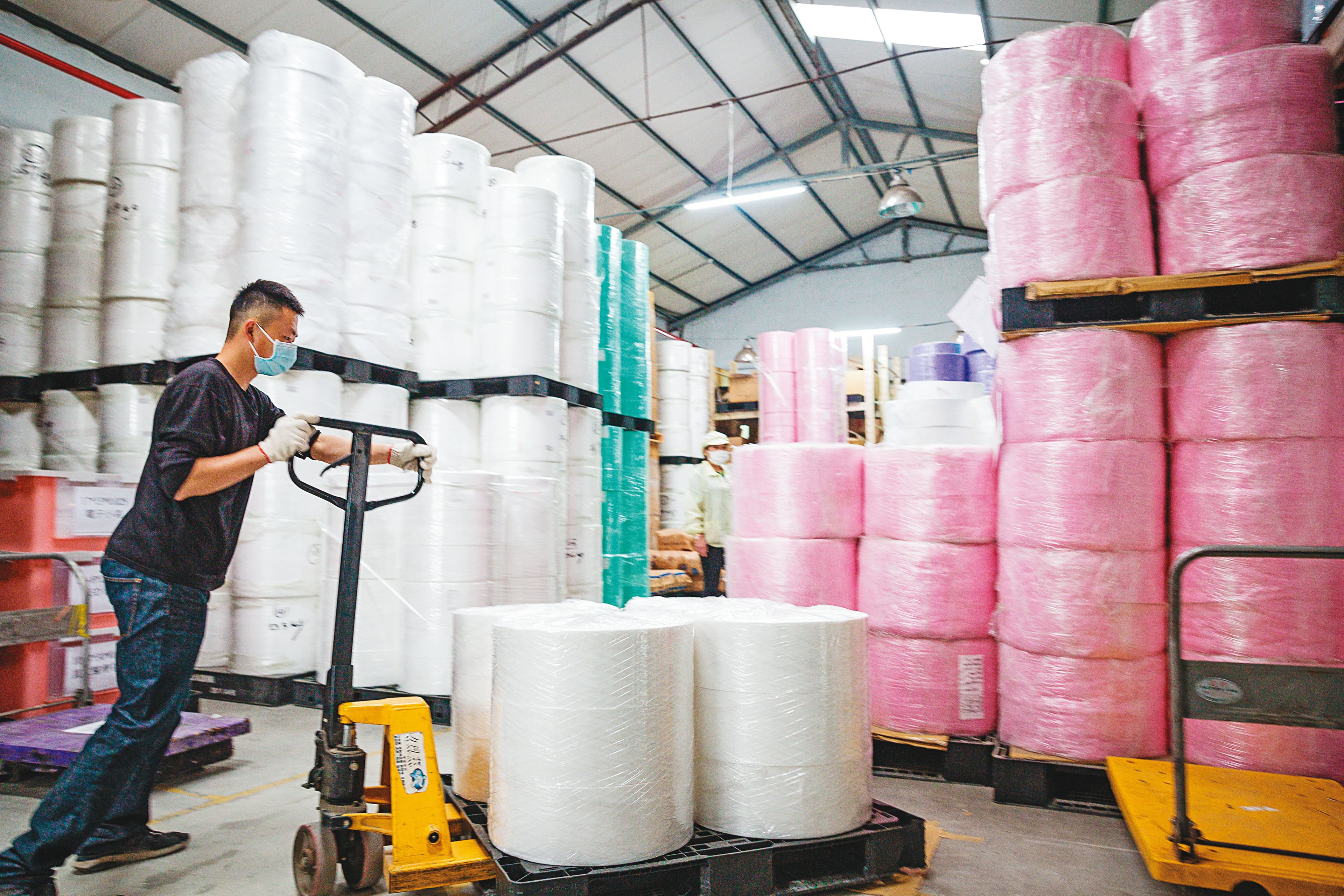 台灣康匠相關企業包括製造熔噴不織布的兆羿科技、製造PP不織布的松勝創新與製造口罩定型鼻線的昌育國際，一條龍作業避免原料斷貨。