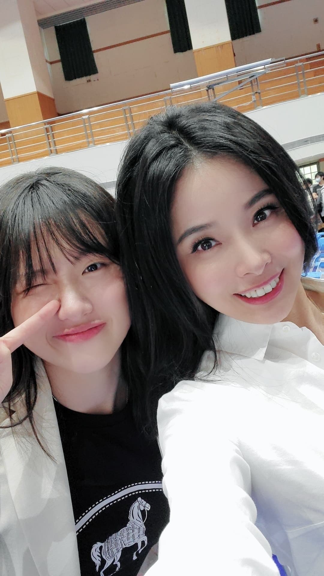 呂文婉在臉書開心分享女兒的畢業照，有許多網友說兩人像姊妹般。（翻攝自呂文婉臉書）