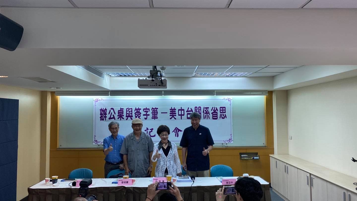 呂秀蓮出席「從辦公桌與簽字筆談雙兩岸關係」記者會前受訪，談及釣魚台主權問題。（翻攝自呂秀蓮臉書）