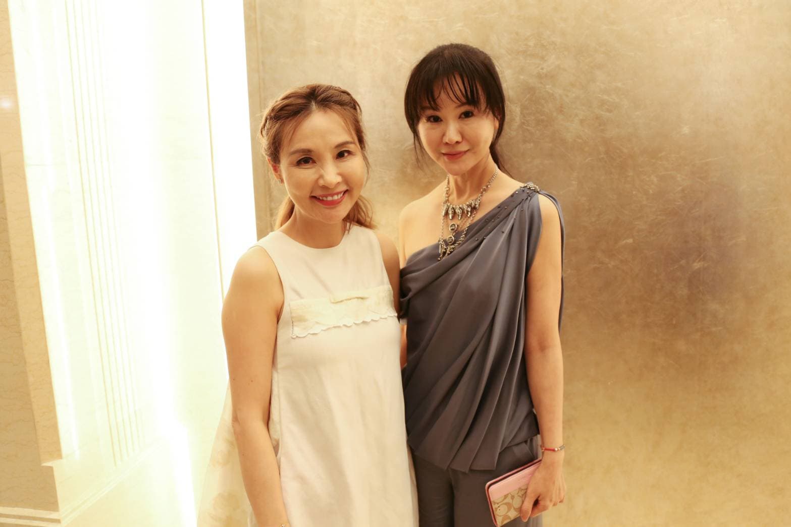 許聖梅（左）覺得閨密張如君（右）嫁给選美慈善事業也是不錯的歸宿。（中華全球城市選拔協會提供）
