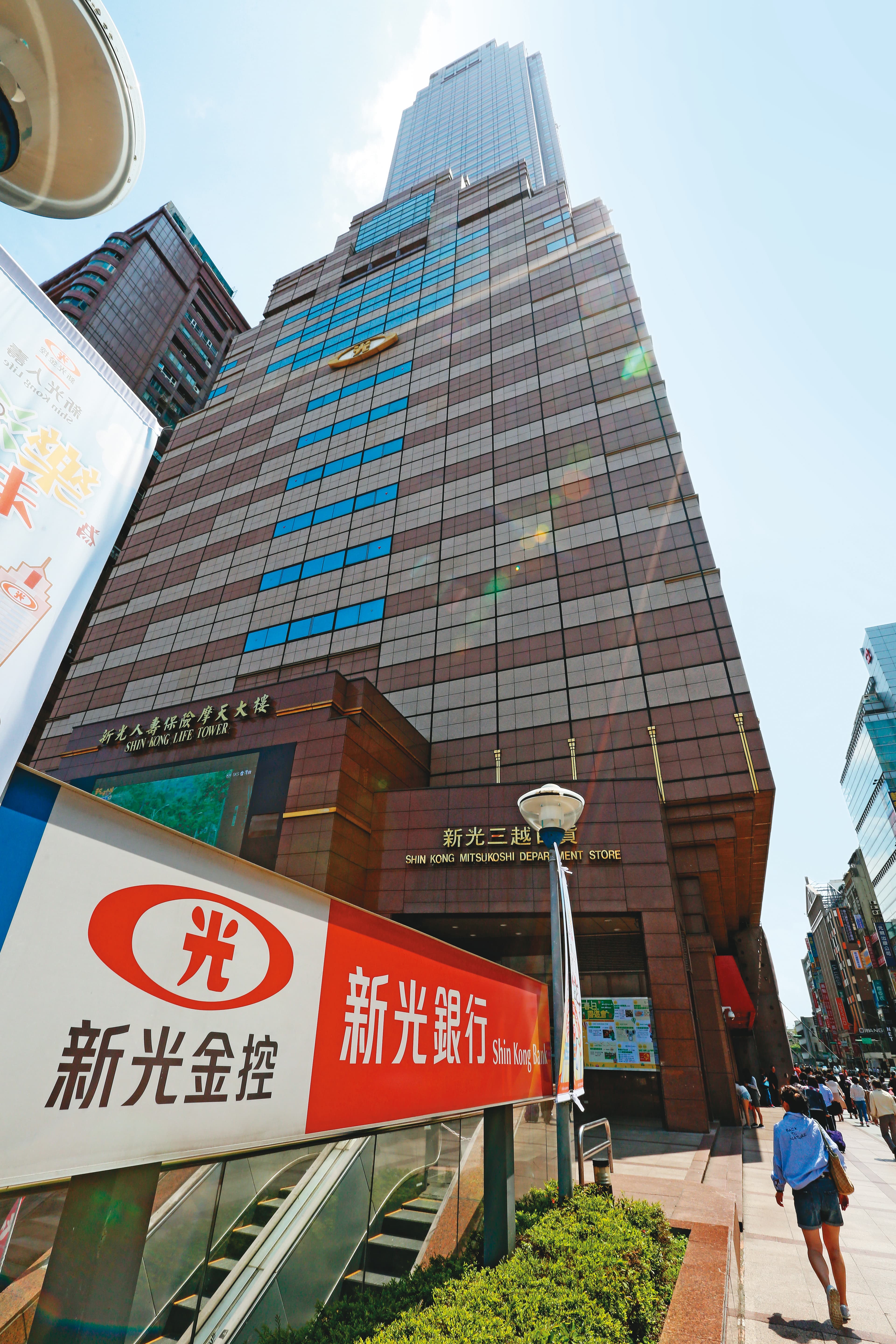 新光金自2002年創立以來，一直由吳東進擔任董事長。