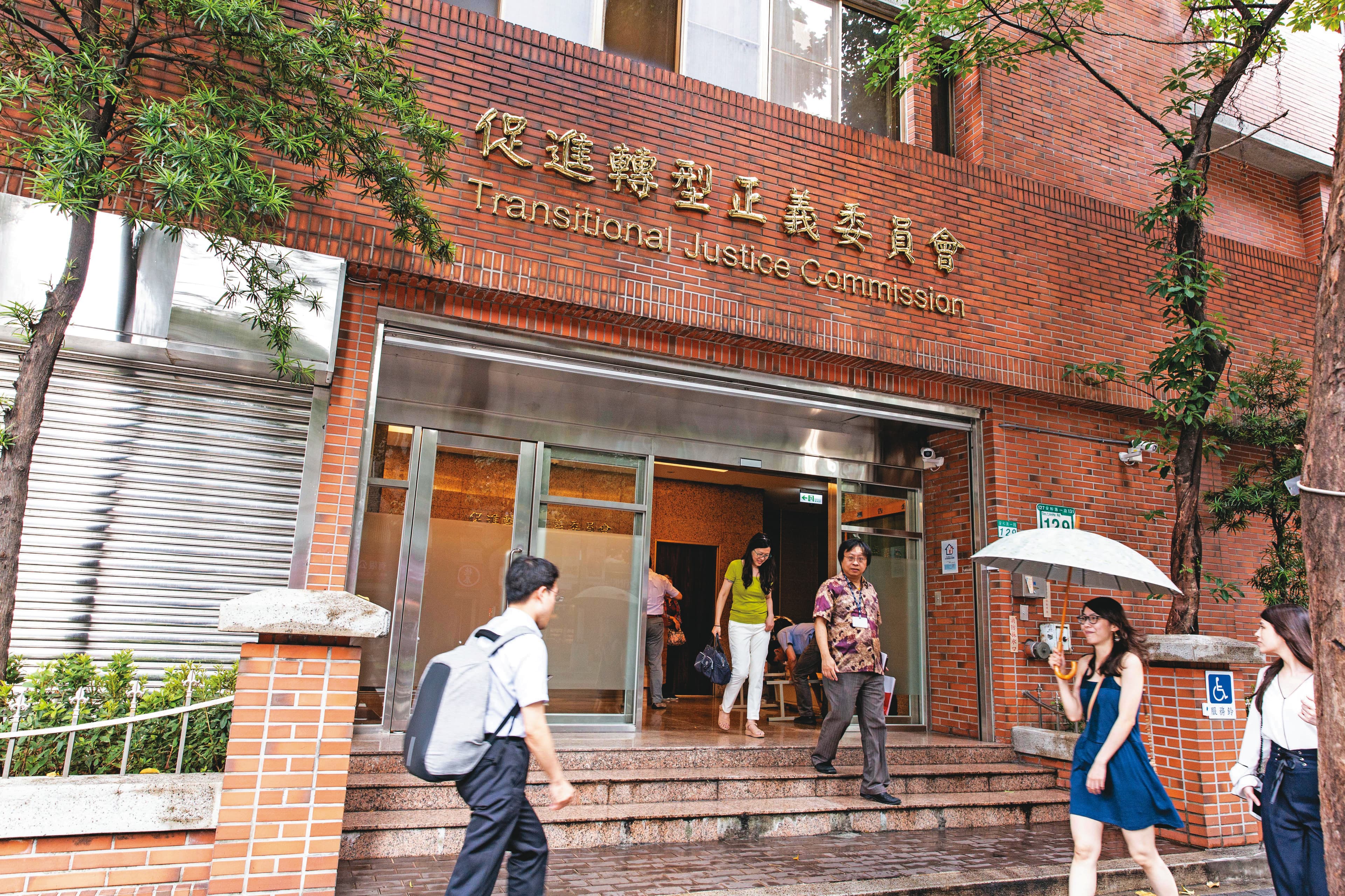 促轉會成立後，許多過去被列為機密的文件一一被攤在陽光下。