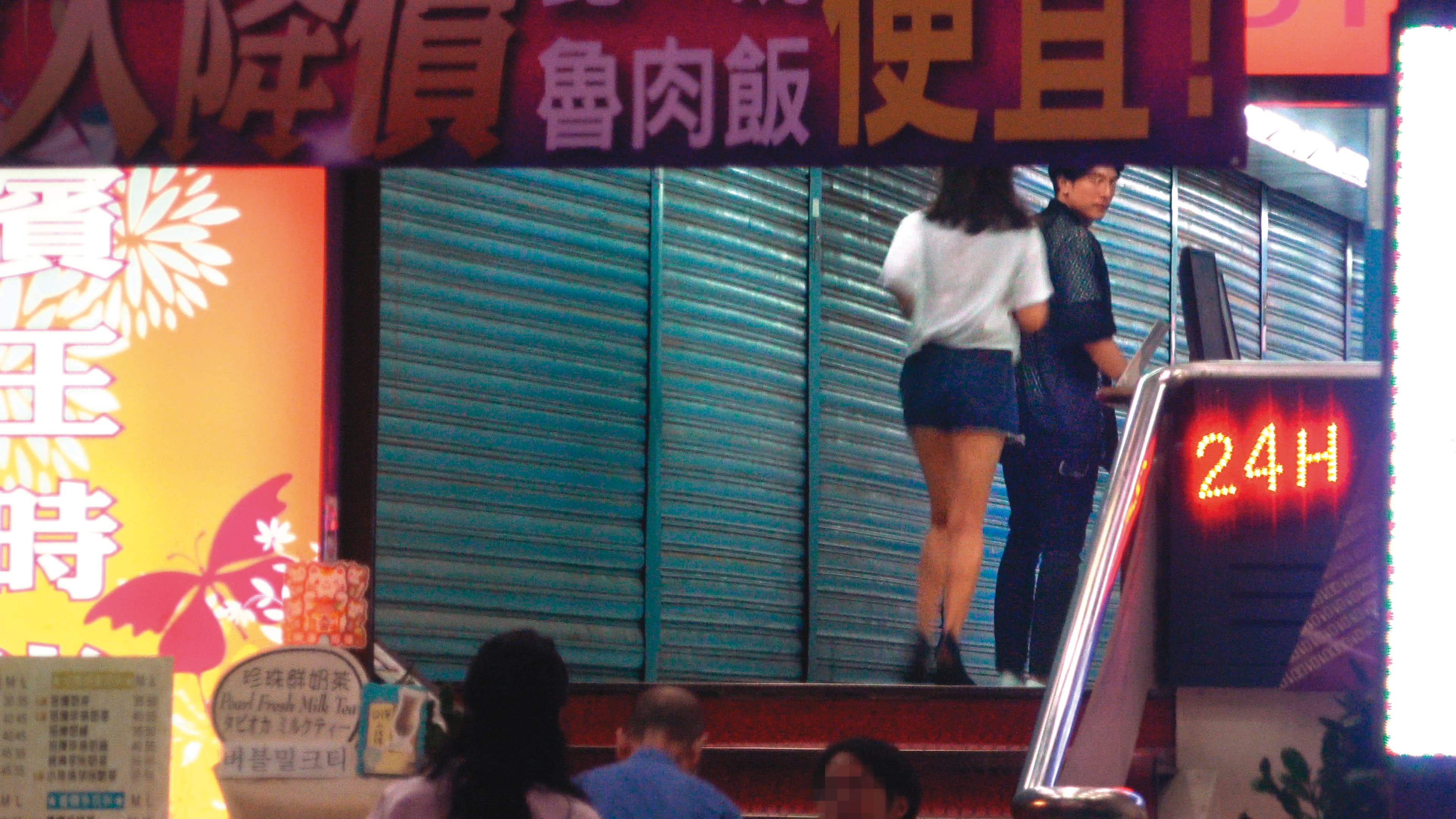 6/15  22：40  陳意涵（左）跟著邱澤（右）腳步上樓躲藏，露出腿部線條。