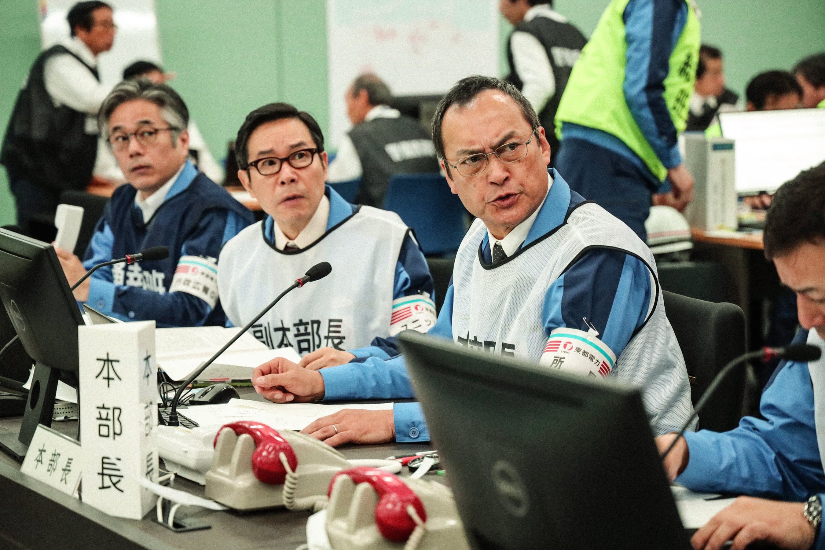 渡邊謙飾演福島第一核電廠廠長，面對救災刻不容緩卻還要接待官員視察，數度差點翻桌。（双喜電影提供）