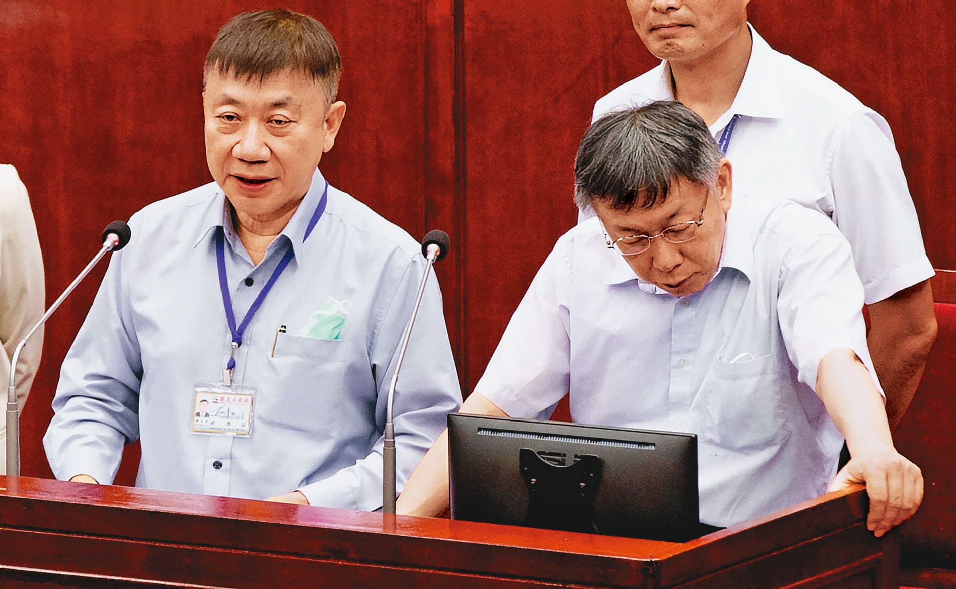北市府社會局監管頴川建忠的千億元財產，過程戰戰兢兢，還決定放棄監管身分。圖為北市府社會局長劉志光（左）與市長柯文哲（右）接受質詢。