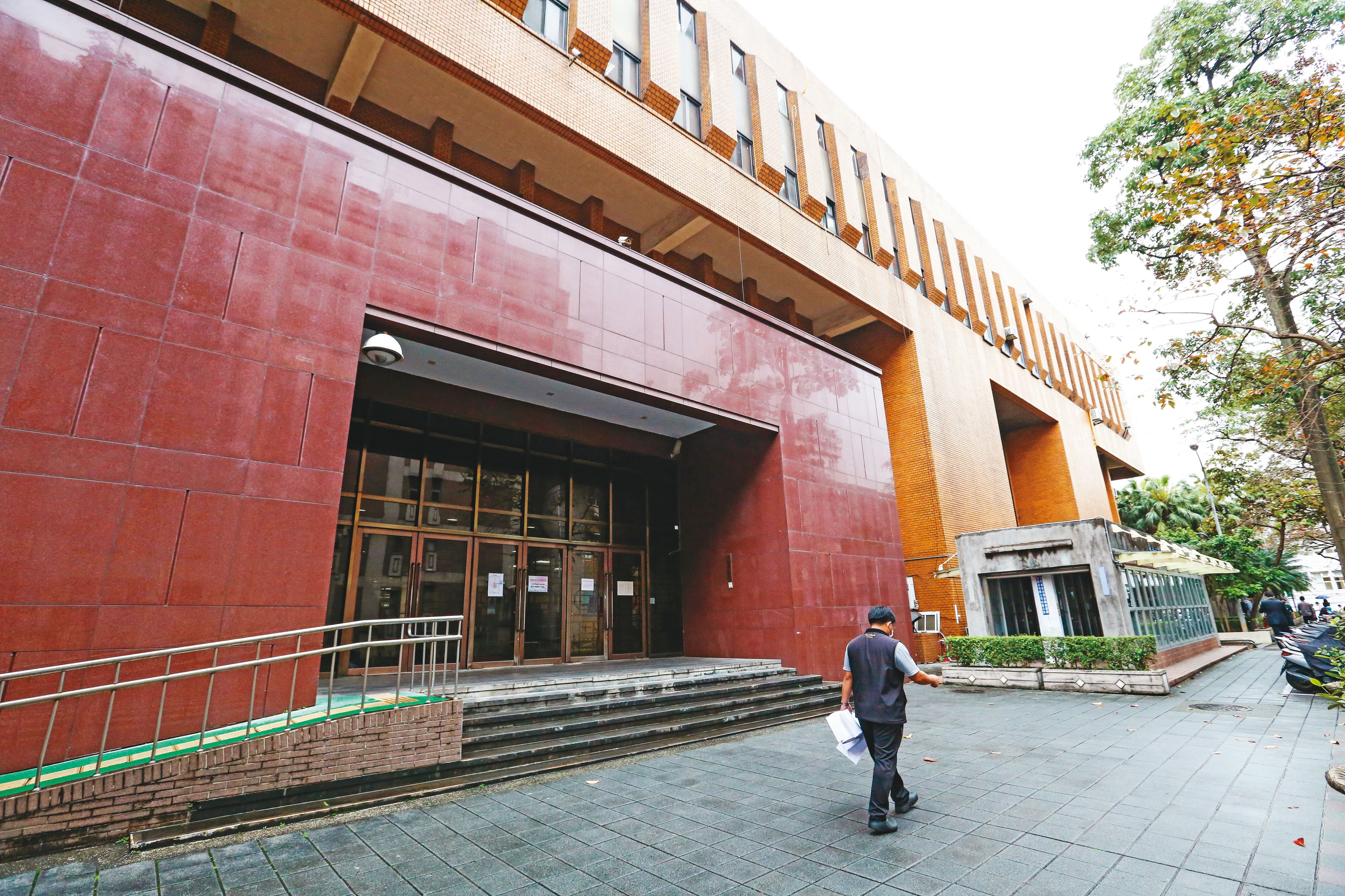頴川建忠的千億元財產爭奪戰，老臣陳清福被告進北院（圖）。