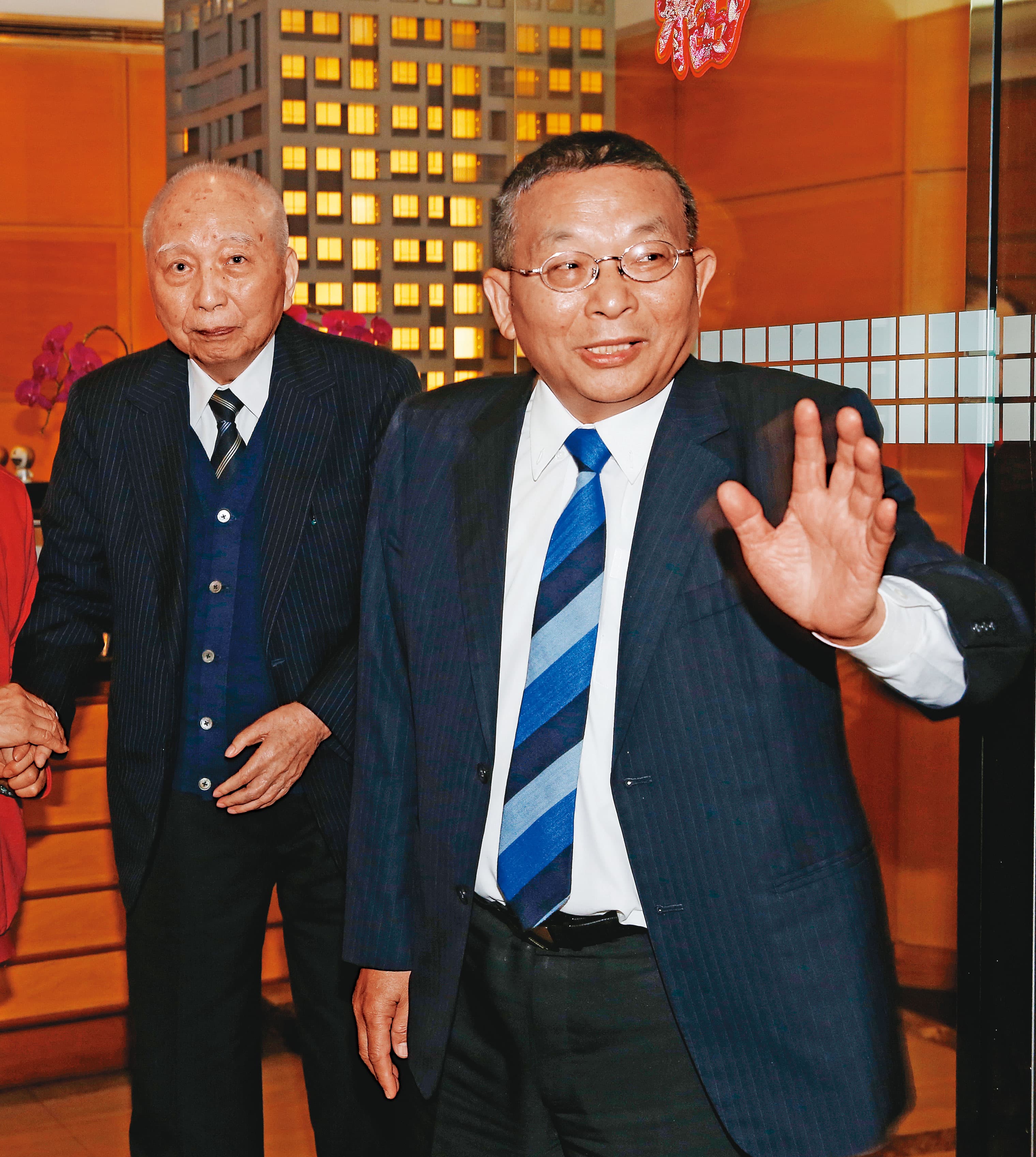 頴川建忠（左）將家族事業大都交由老臣陳清福（右）管理，由陳清福與第二代共同治理。