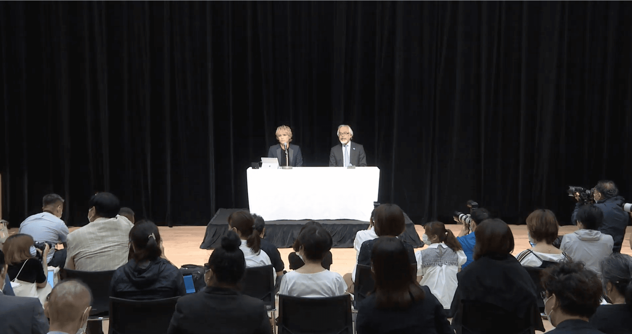 手越祐也將律師也請到現場陪同開記者會。（翻攝畫面）