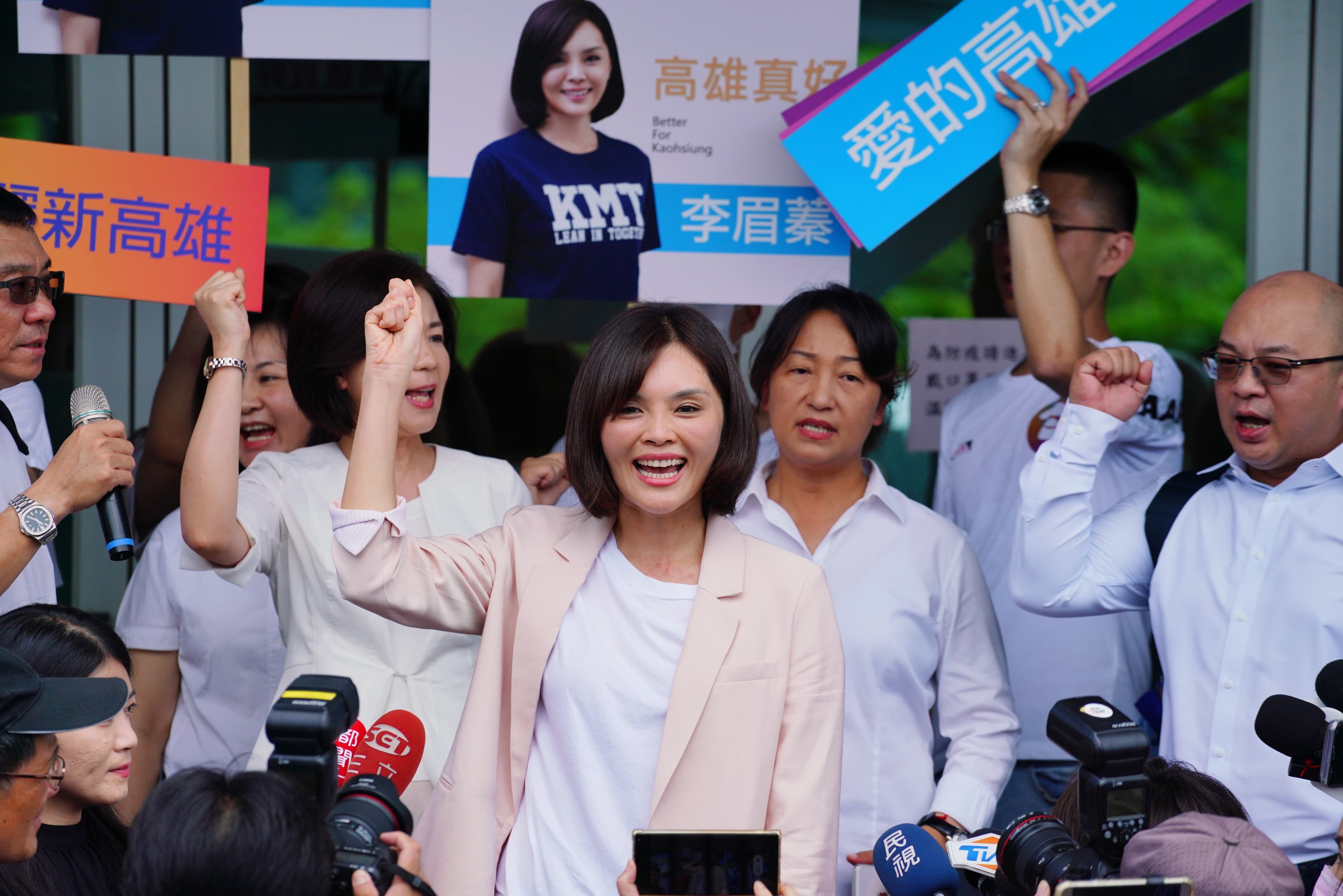 國民黨派出「大黑馬」李眉蓁議員（中）出征高雄市長補選。