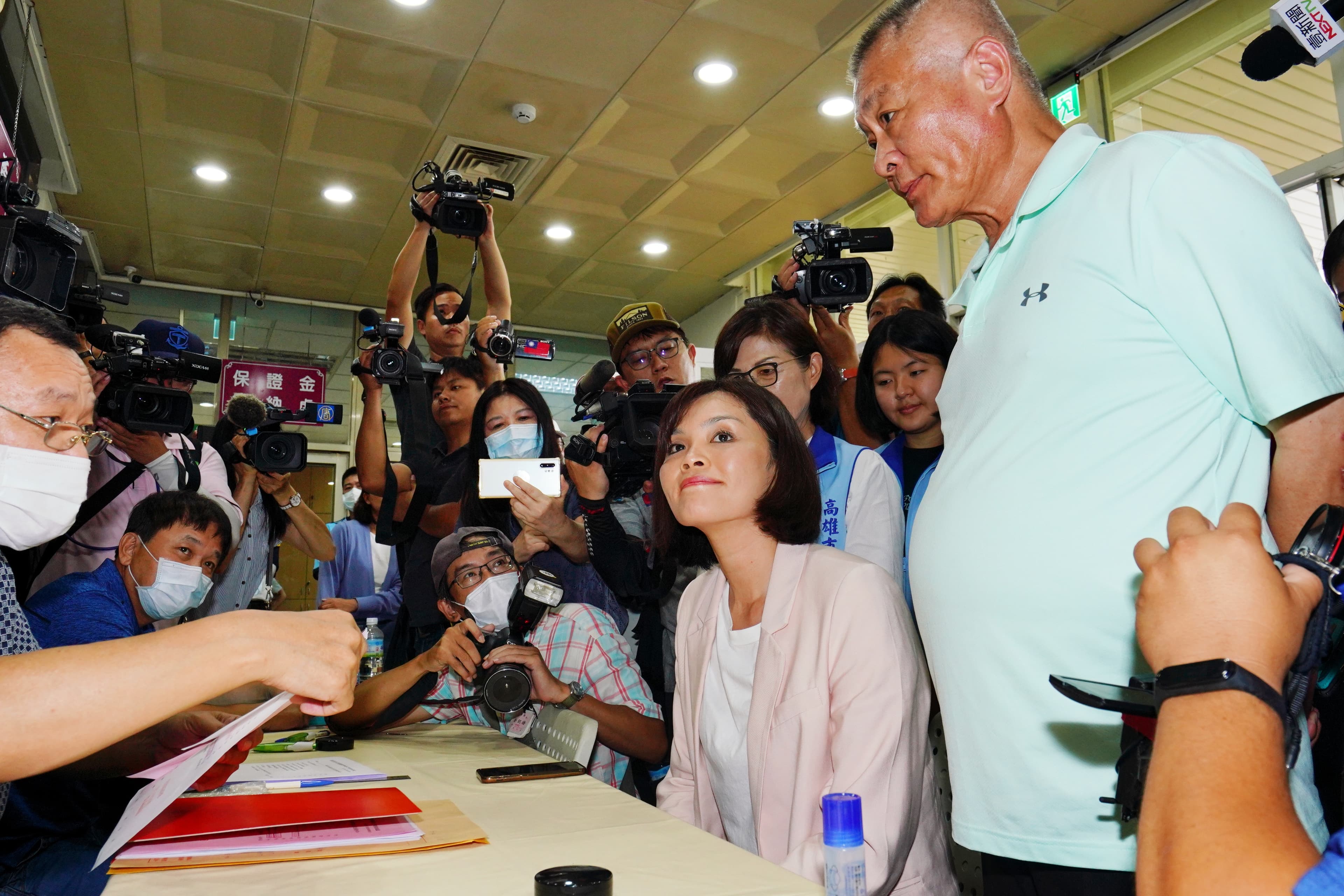 李眉蓁（中）在父親李榮宗（右）與黨內同志的陪同下完成參選登記。