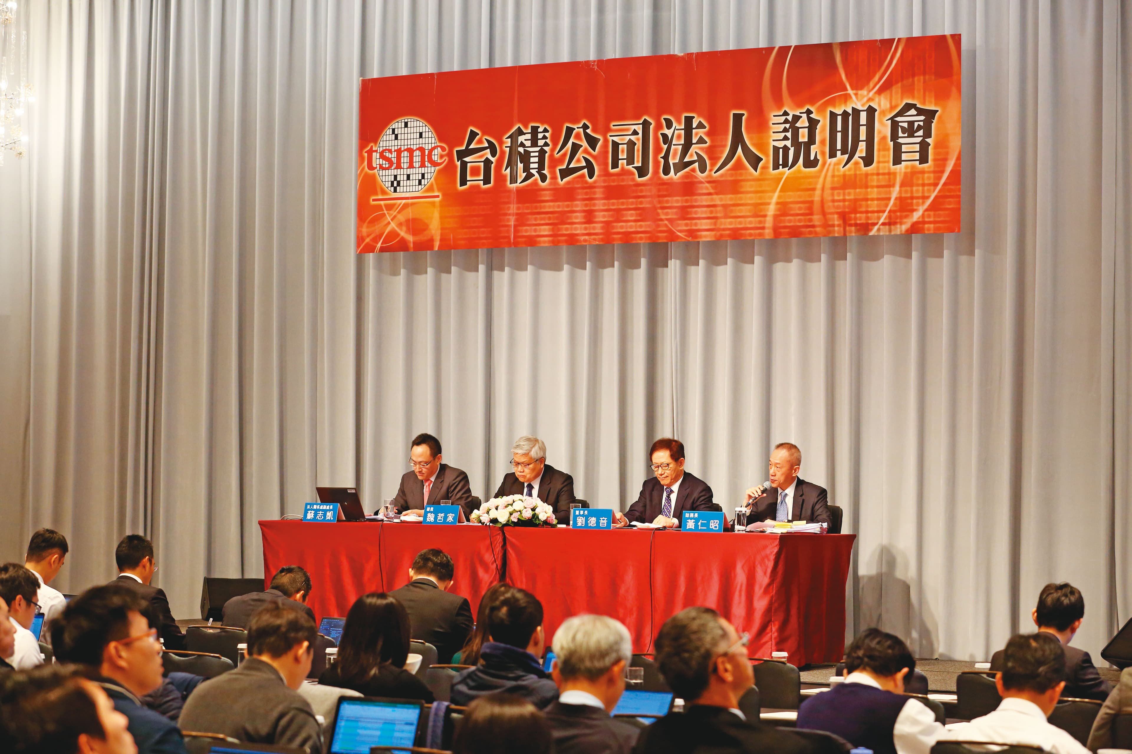 公司未來願景經常透過法說會傳遞，陳啟祥因此特別關注法說會內容。