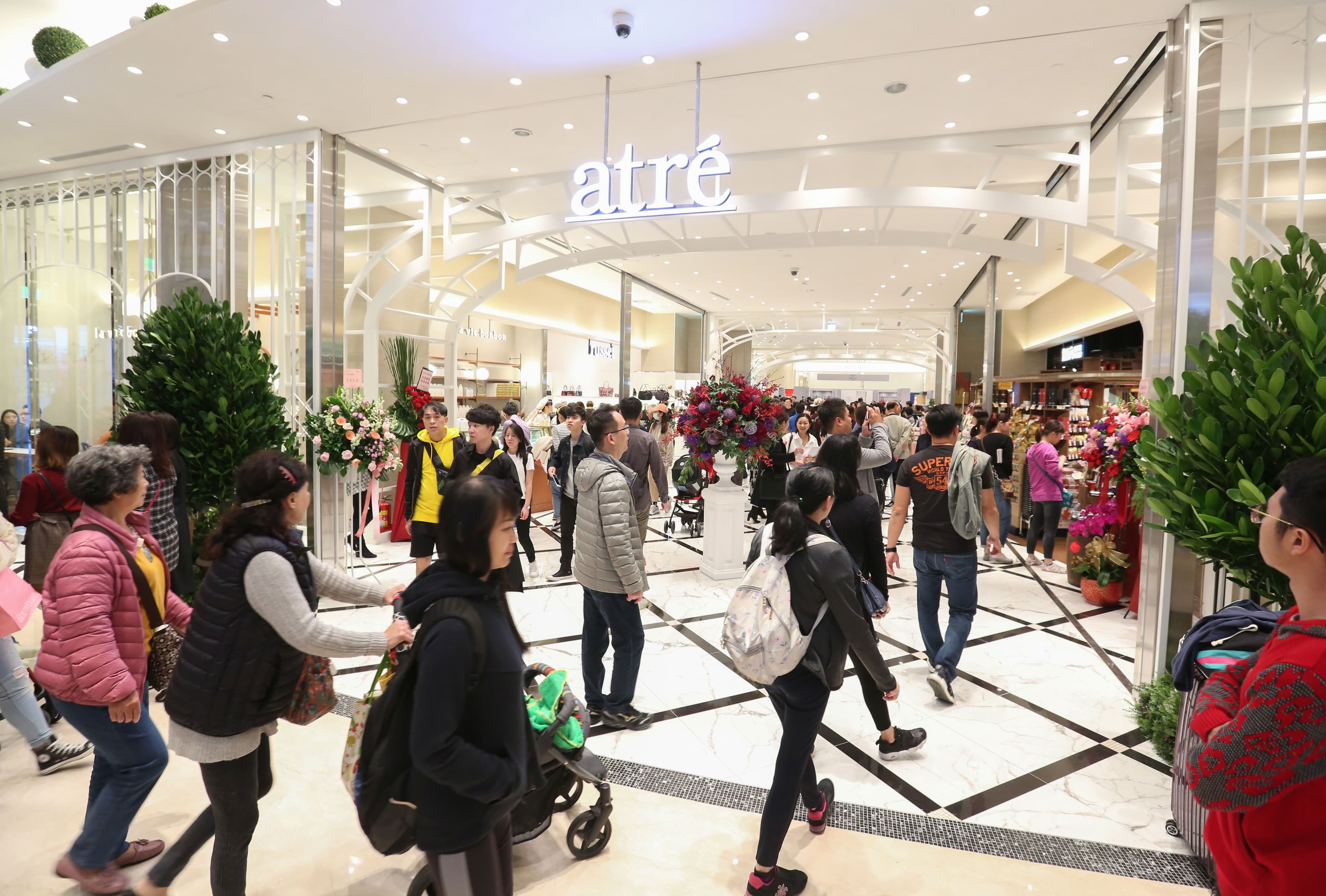 微風南山引進日本鐵道購物商場品牌atré,去年一開幕就吸引眾多消費者,賣場人山人海。