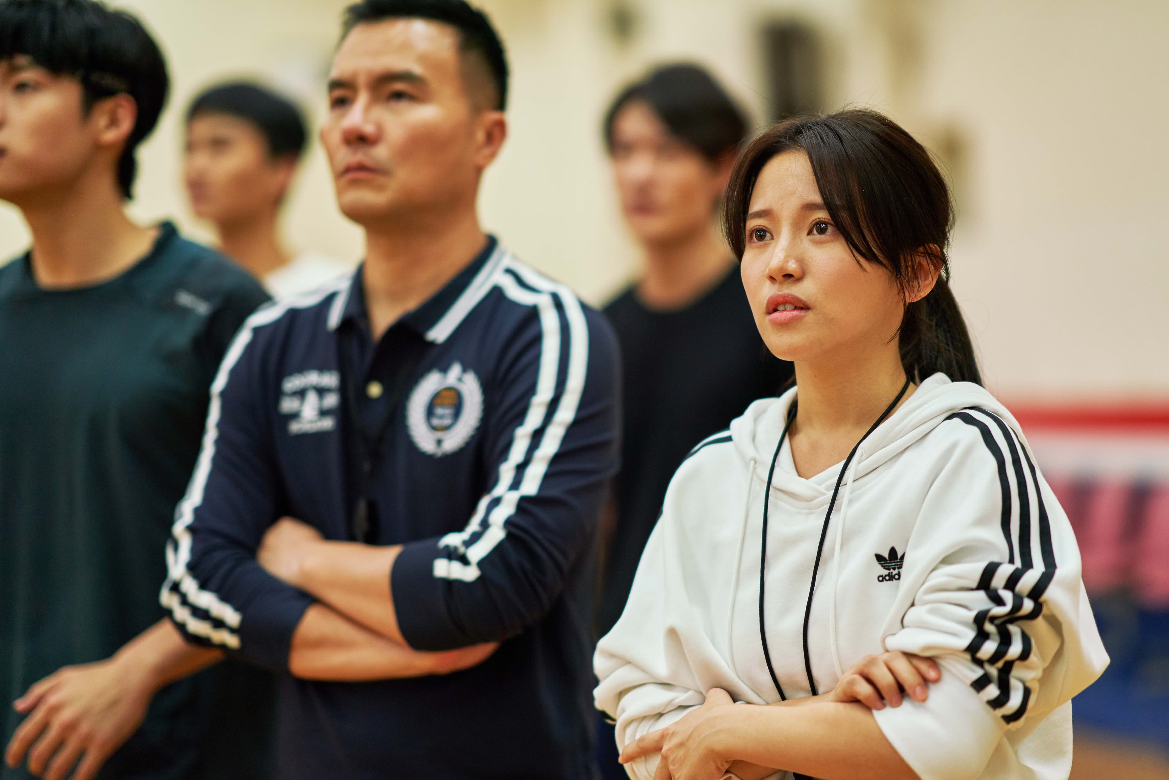 《違反校規的跳投》蔡瑞雪（右）飾演籃球校隊經理，左為飾演籃球教練的李銘忠。（七十六号原子提供）
